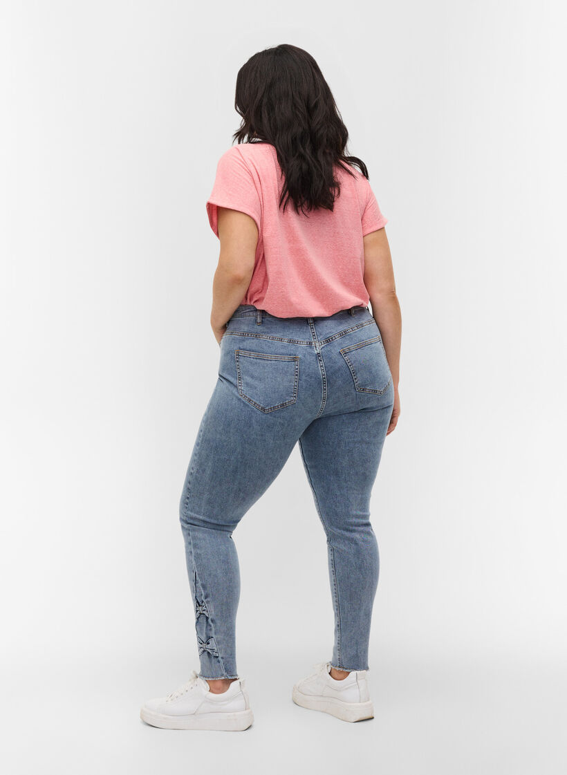 Cropped Amy Jeans mit Schleifen, Light blue, Model image number 1