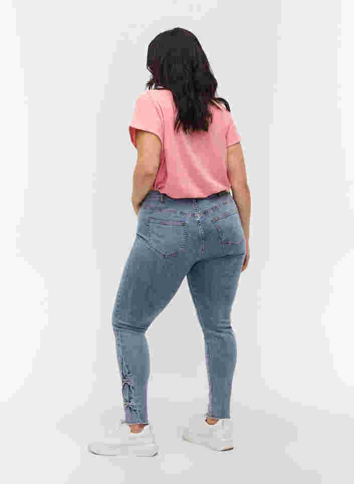 Cropped Amy Jeans mit Schleifen, Light blue, Model image number 1