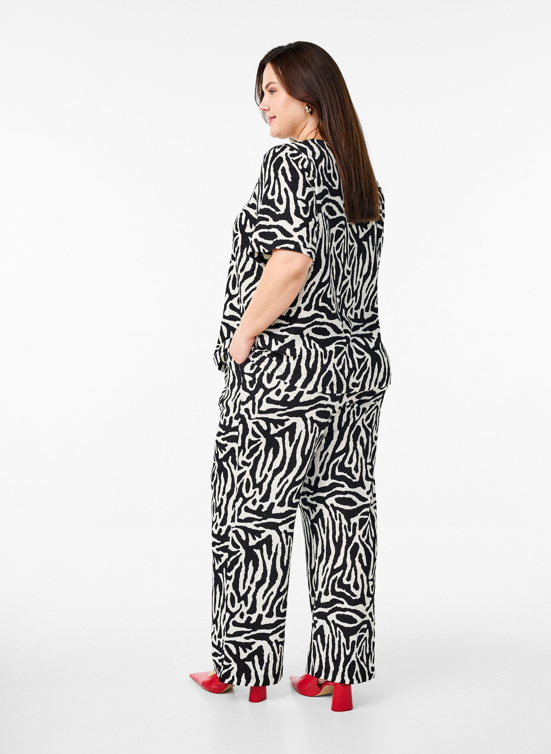 Zizzi Hose mit Zebraprint, Schwarz, Model image number 1