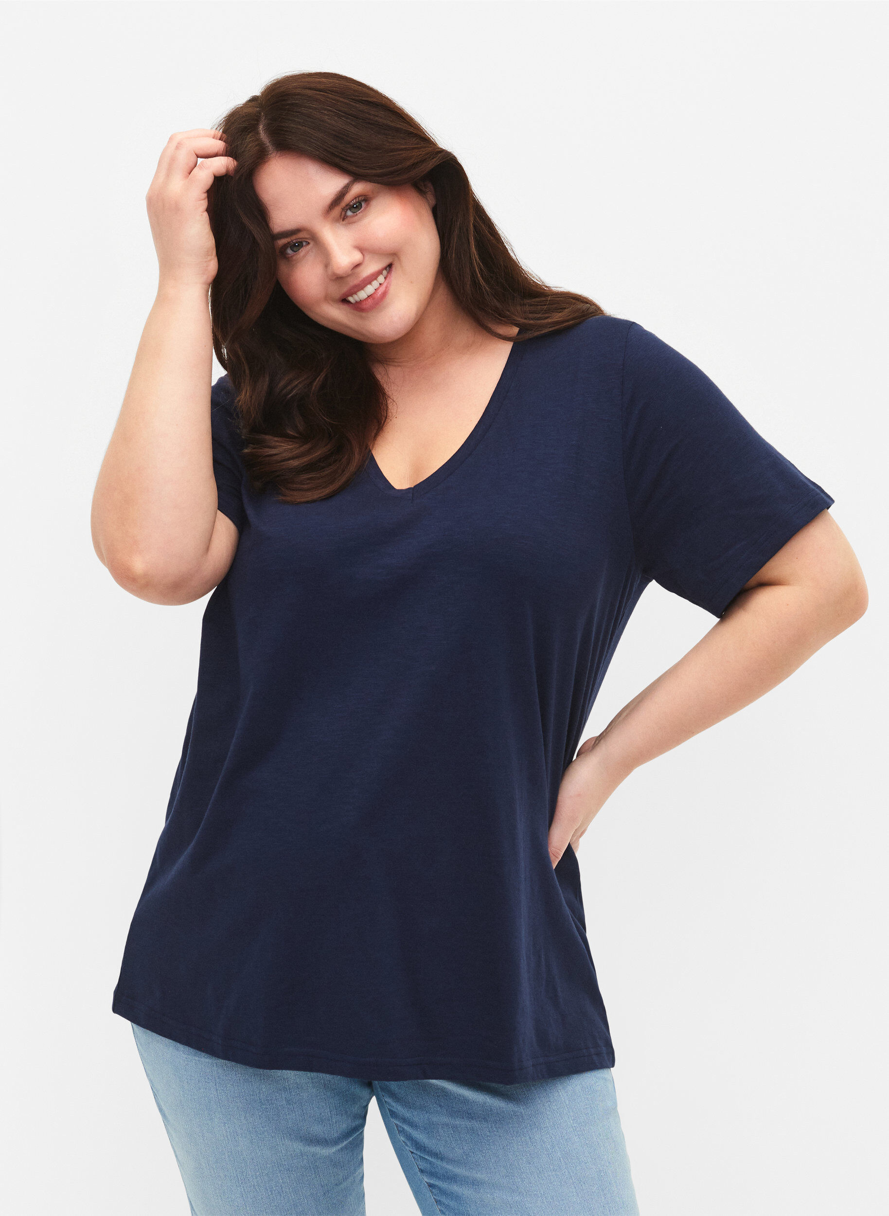 Zizzi Kurz&auml;rmeliges Basic T-Shirt mit V-Ausschnitt, Blau, Model image number 0