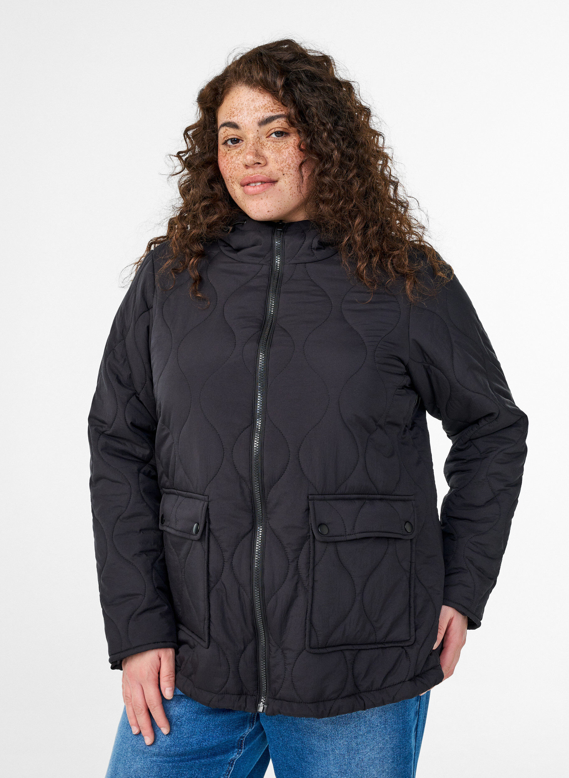 Zizzi Steppjacke mit Kapuze und Taschen, Schwarz, Model image number 0