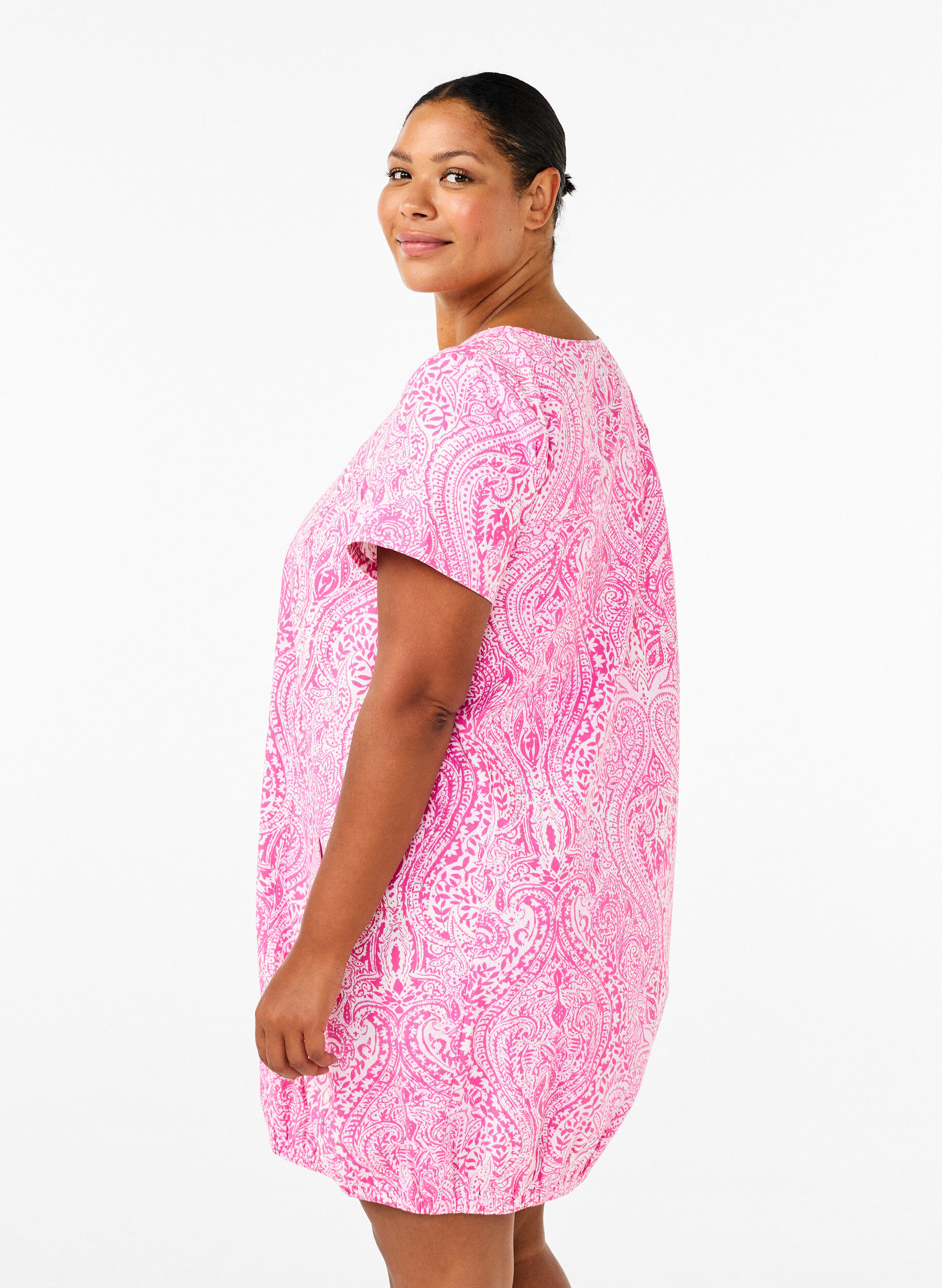 Zizzi Kurz&auml;rmliges Baumwollkleid mit Paisley-Print, Pink, Model image number 2