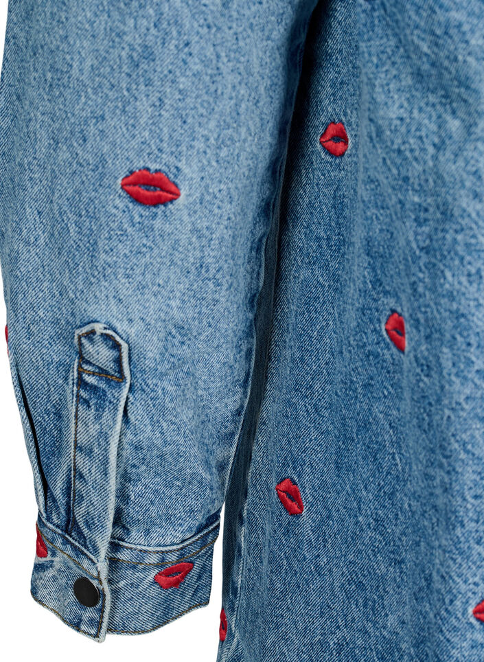 Denimhemd mit lockerer Passform und aufgestickten Lippen, Light Blue Kiss, Packshot image number 4