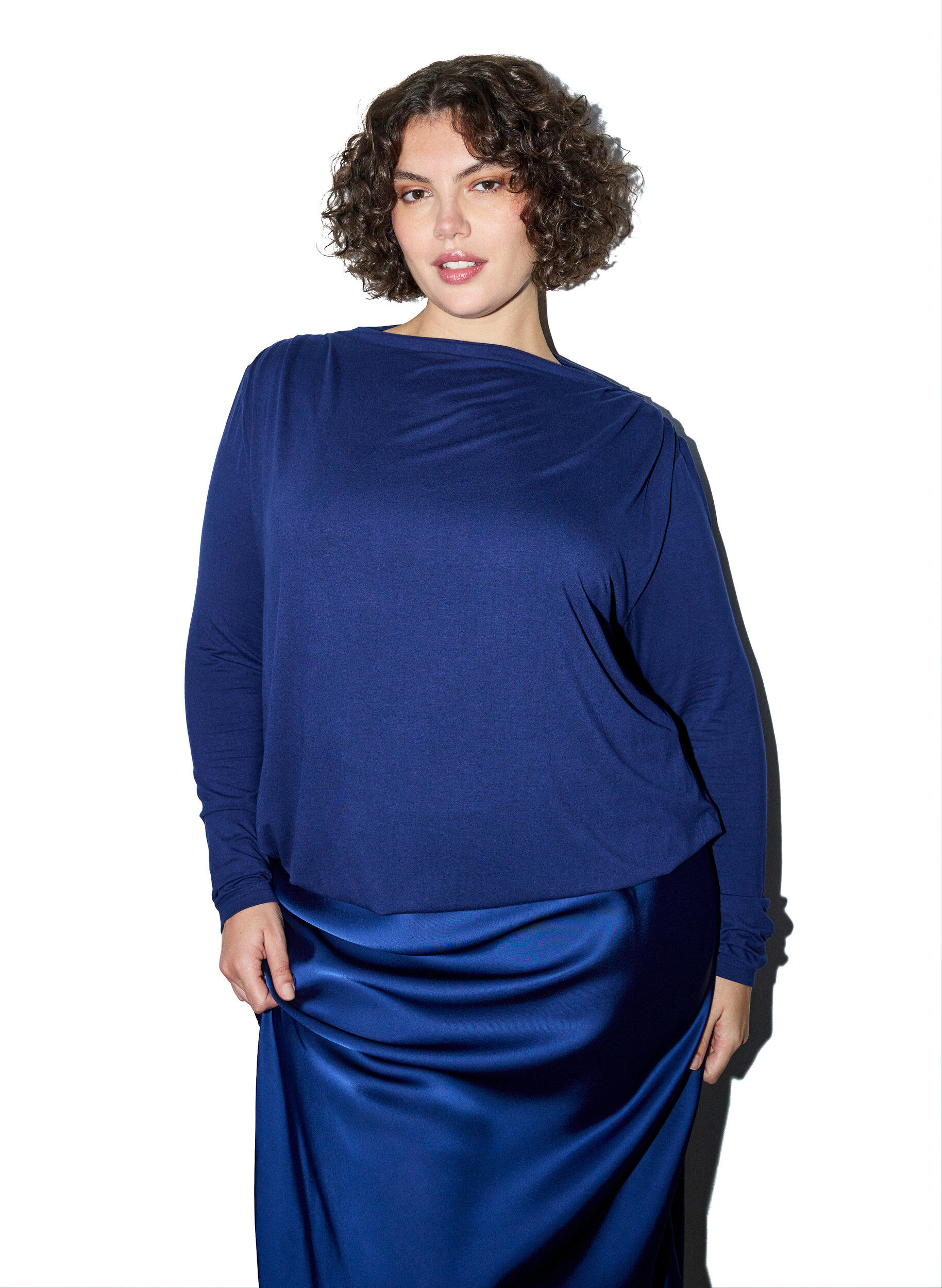 Bluse mit U-Boot-Ausschnitt und Ballon-Passform, Blau, Model