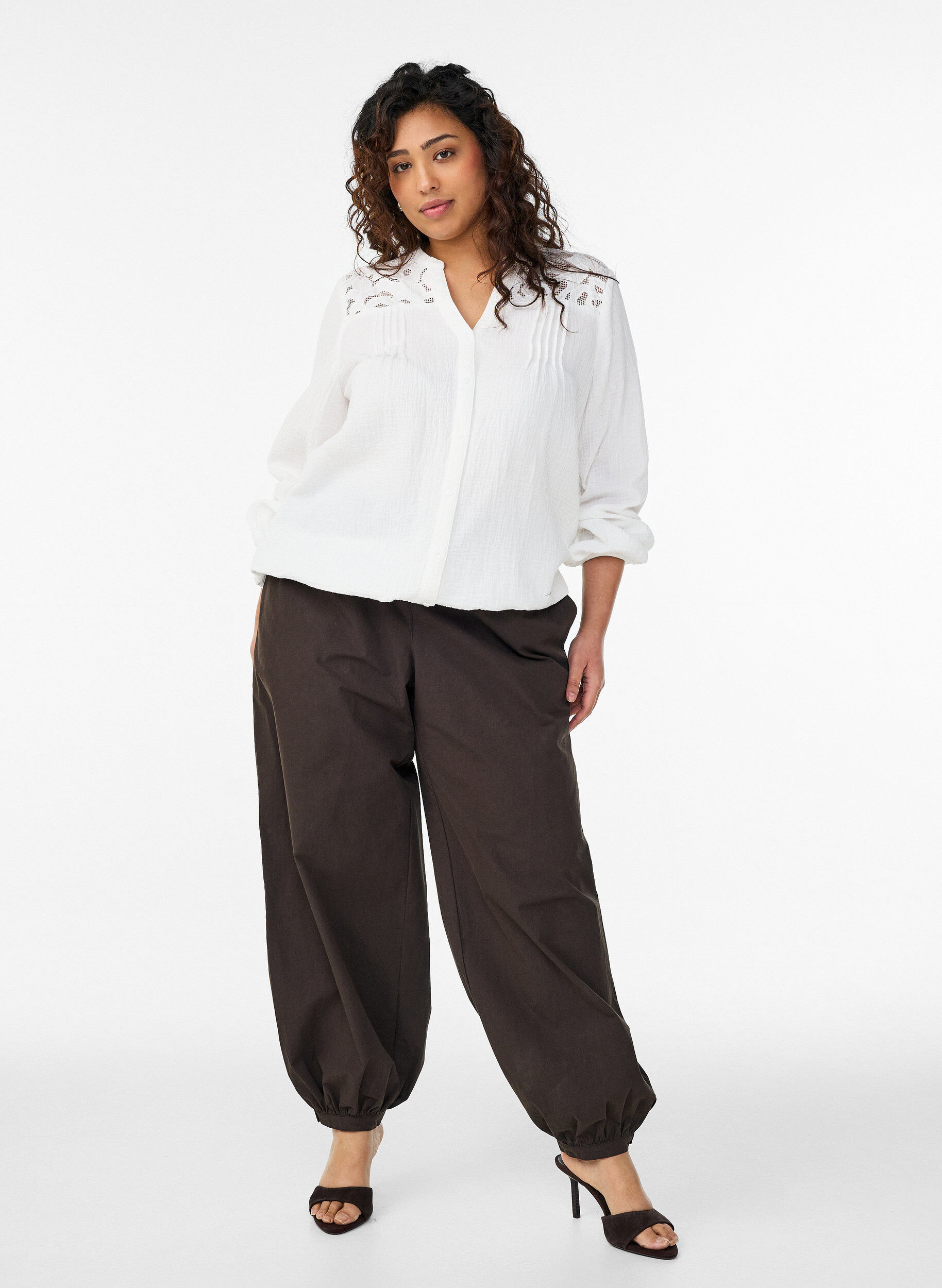 Zizzi Bluse aus Baumwoll-Musselin mit bestickten Details, Wei&szlig;, Model image number 1