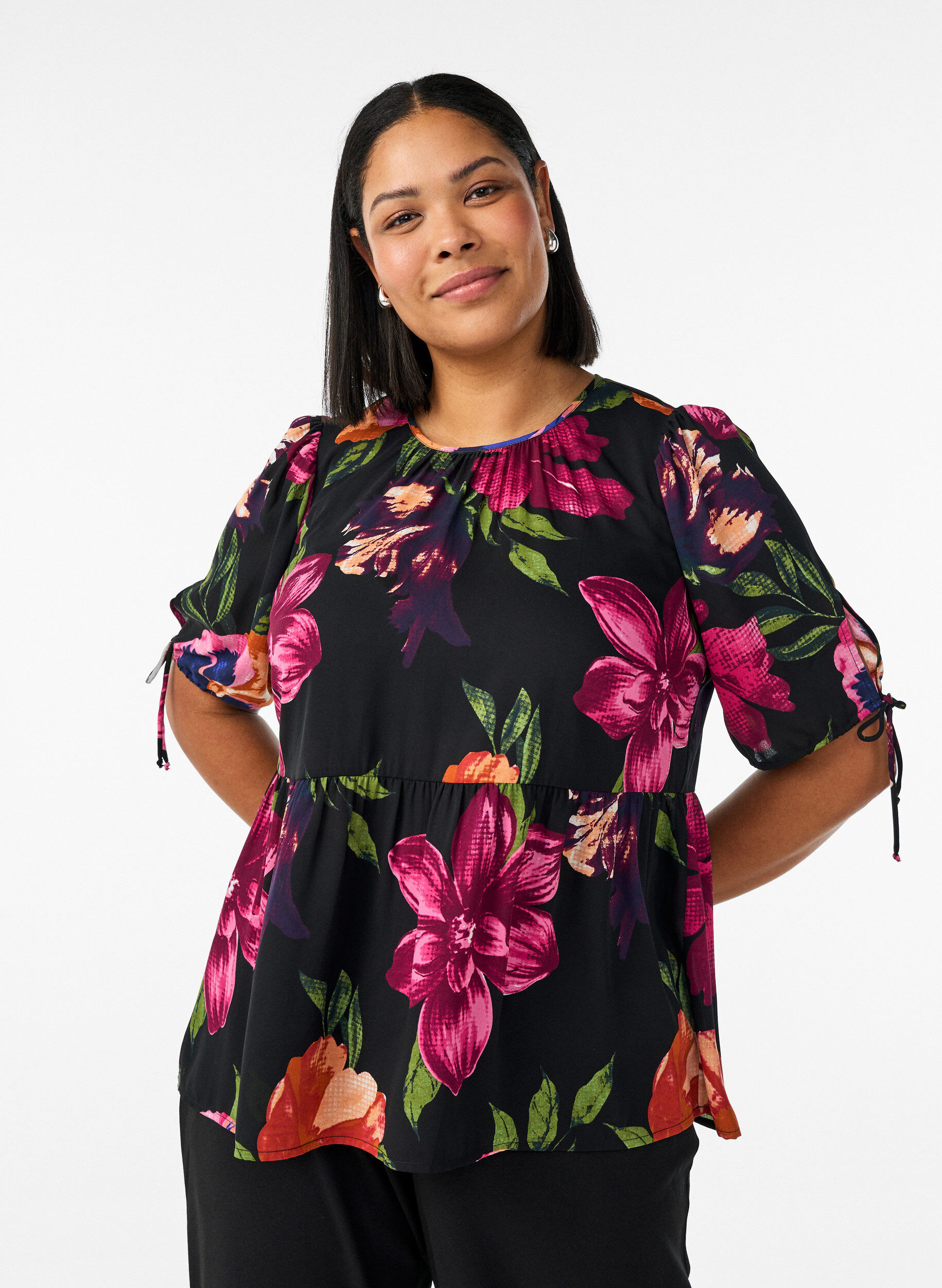 Bluse mit gebl&uuml;mtem Print und Peplum, Schwarz, Model