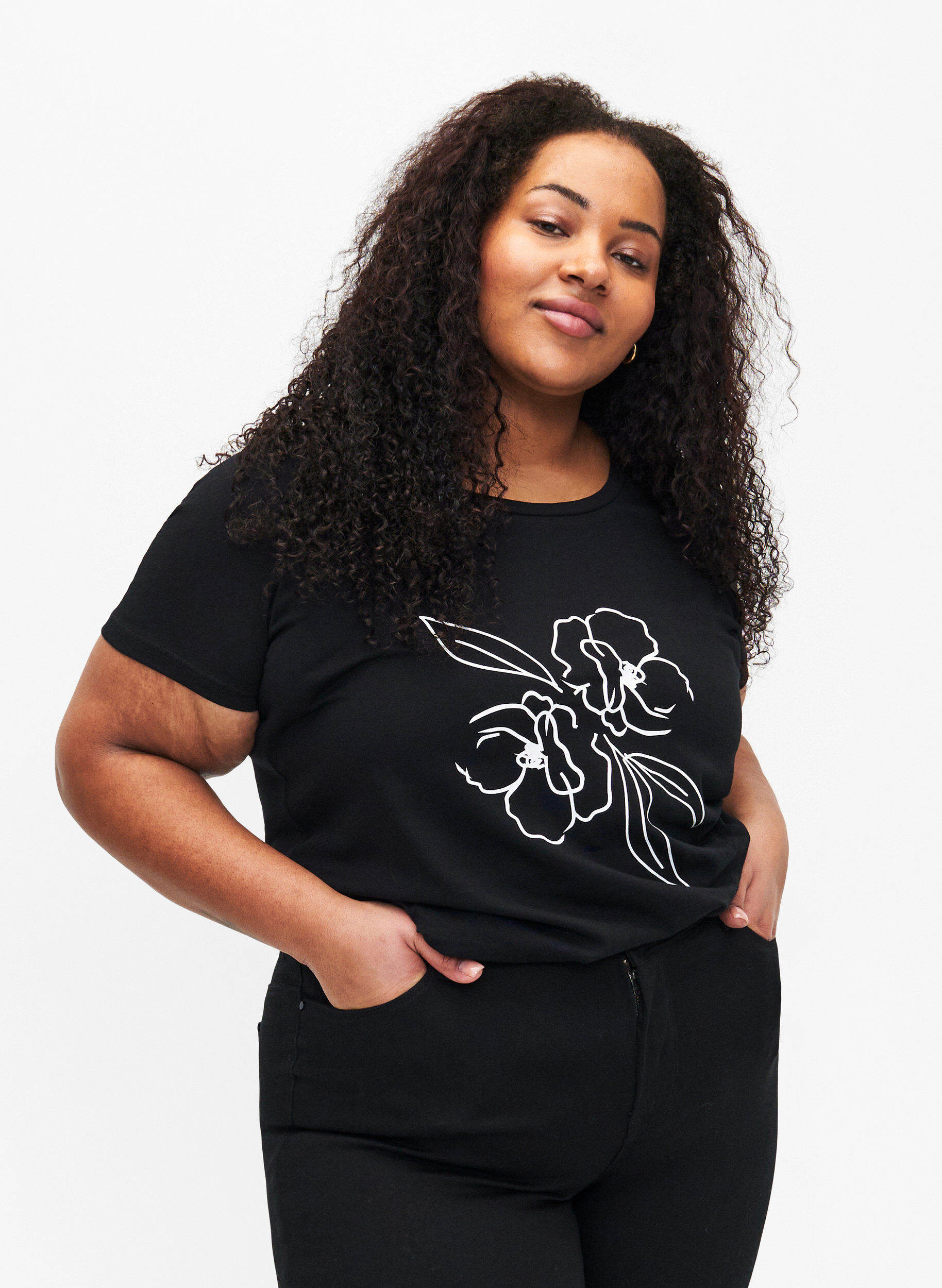 Zizzi Baumwoll-T-Shirt mit Motiv, Black w. Flower, Model image number 0