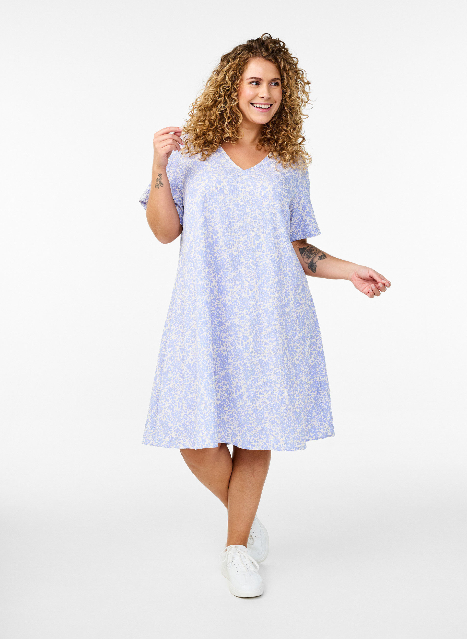 Zizzi Kleid mit kurzen &Auml;rmeln und V-Ausschnitt, Blau, Model image number 1
