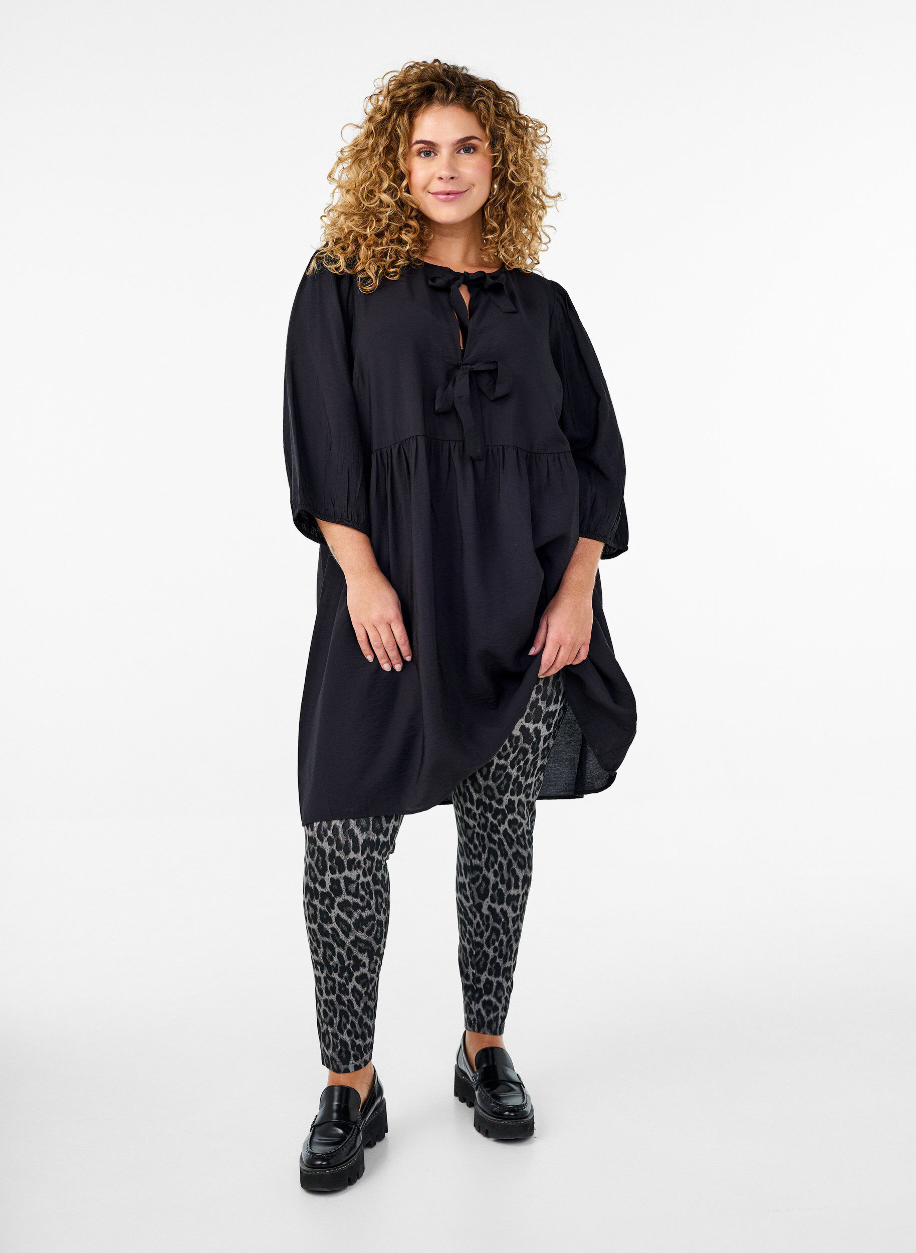 Zizzi Leggings aus Viskose mit Zebraprint, Grau, Model image number 1