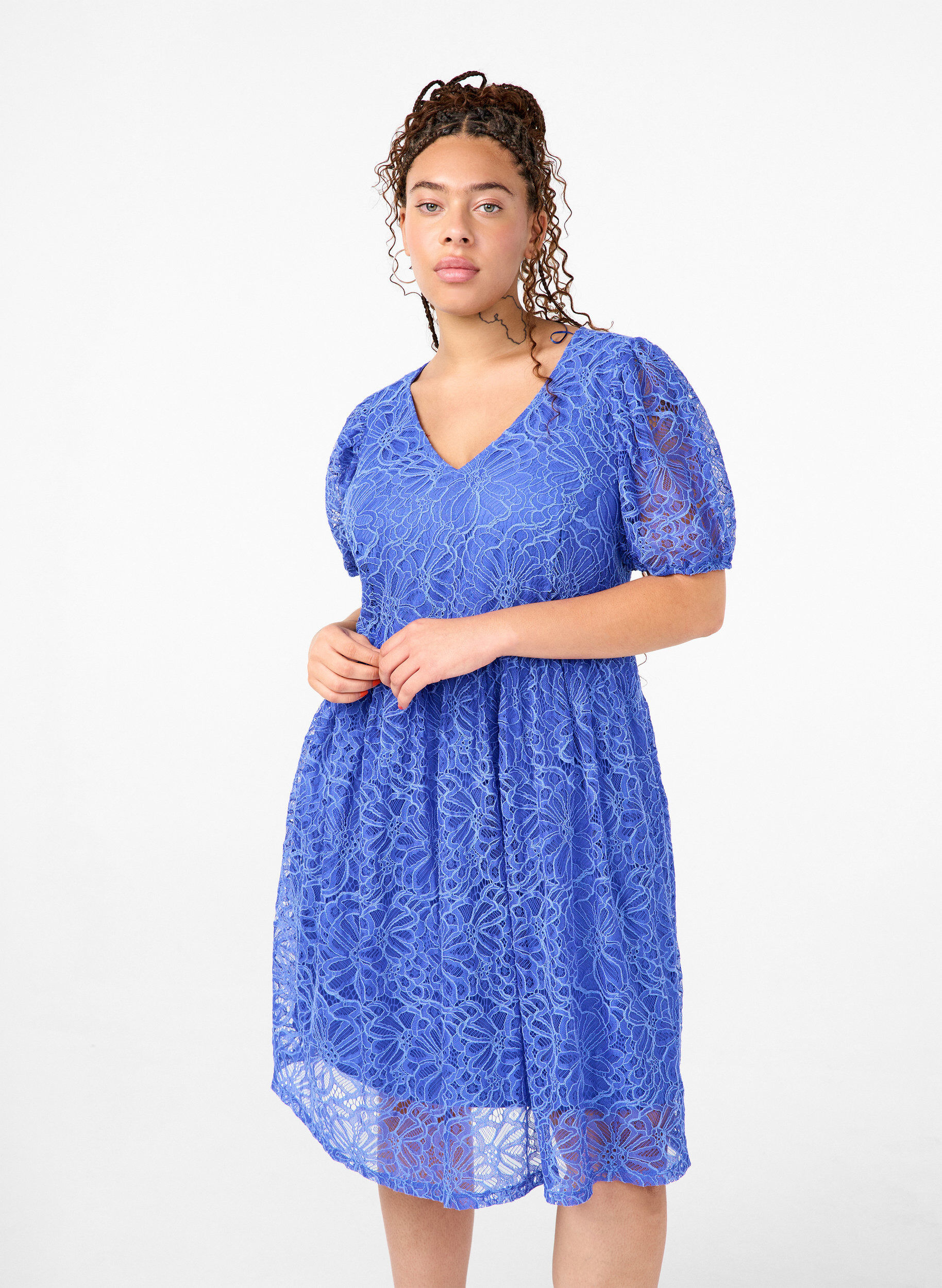 Zizzi Kurz&auml;rmliges Spitzenkleid mit V-Ausschnitt, Dazzling Blue, Model image number 0