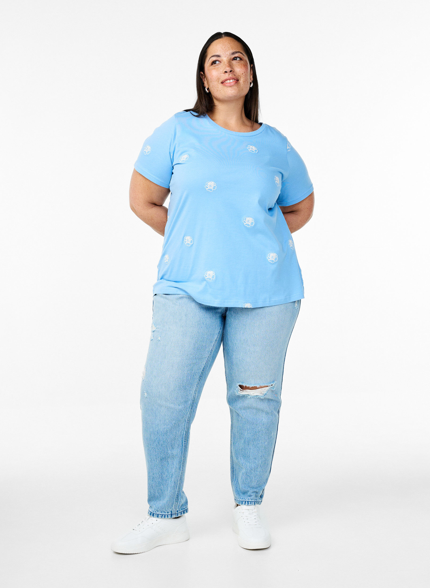 Zizzi T-Shirt aus Bio-Baumwolle mit aufgestickten Motiven, Blau, Model image number 1