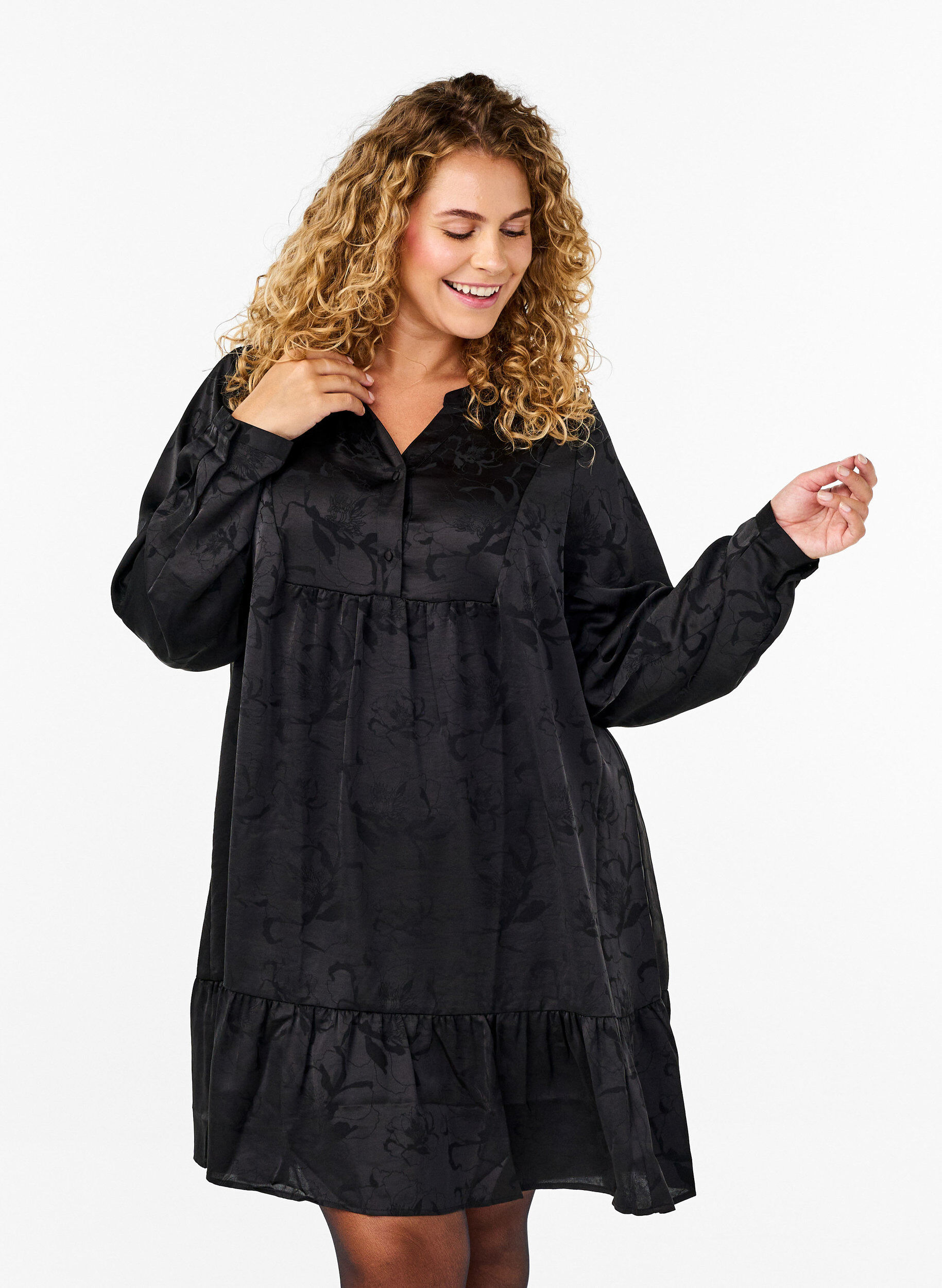 Zizzi Kurzes Satinkleid mit Ton-in-Ton-Muster, Black, Model image number 0