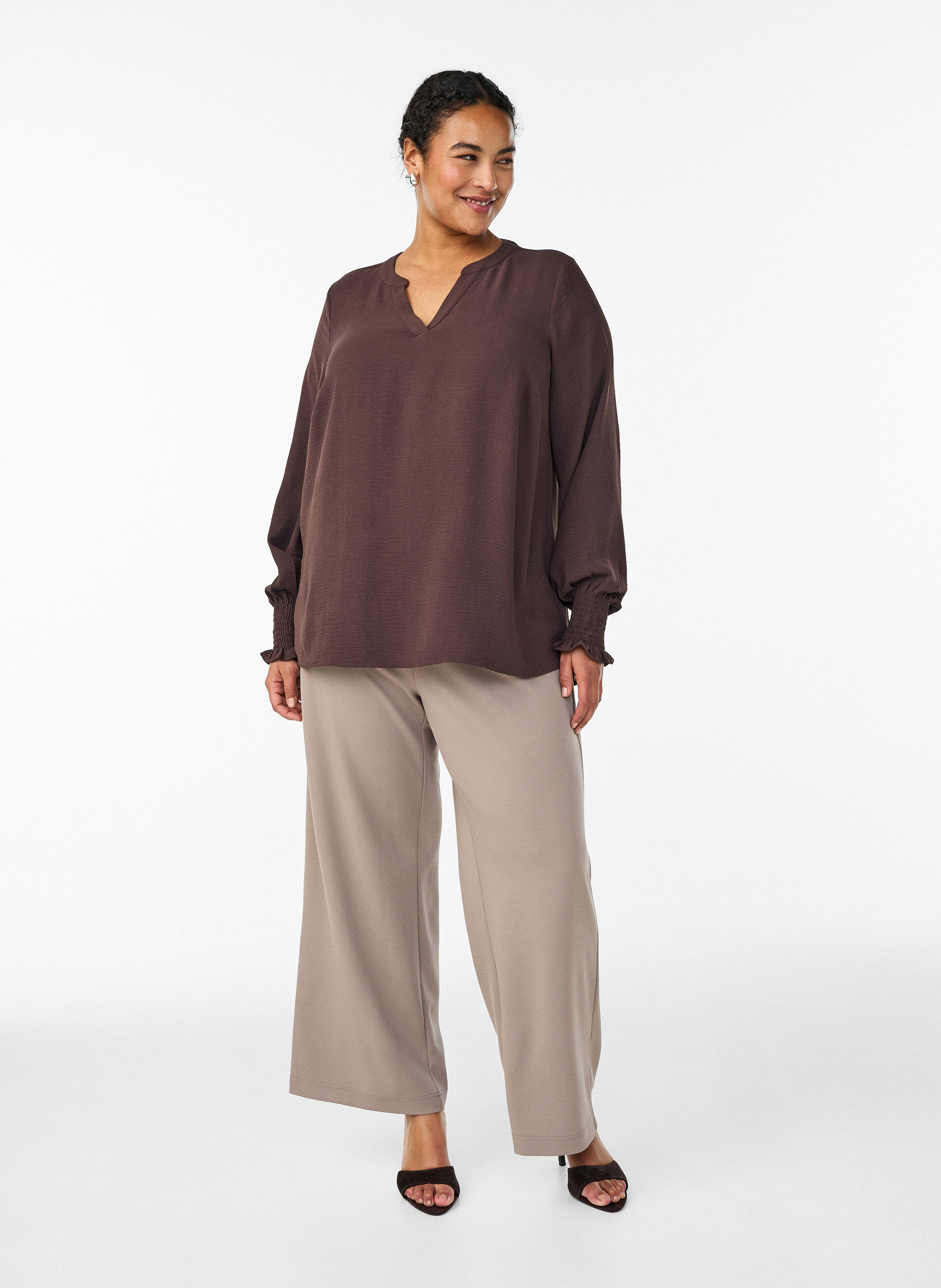 Zizzi Bluse mit Smockb&uuml;ndchen und V-Ausschnitt, Braun, Model image number 1