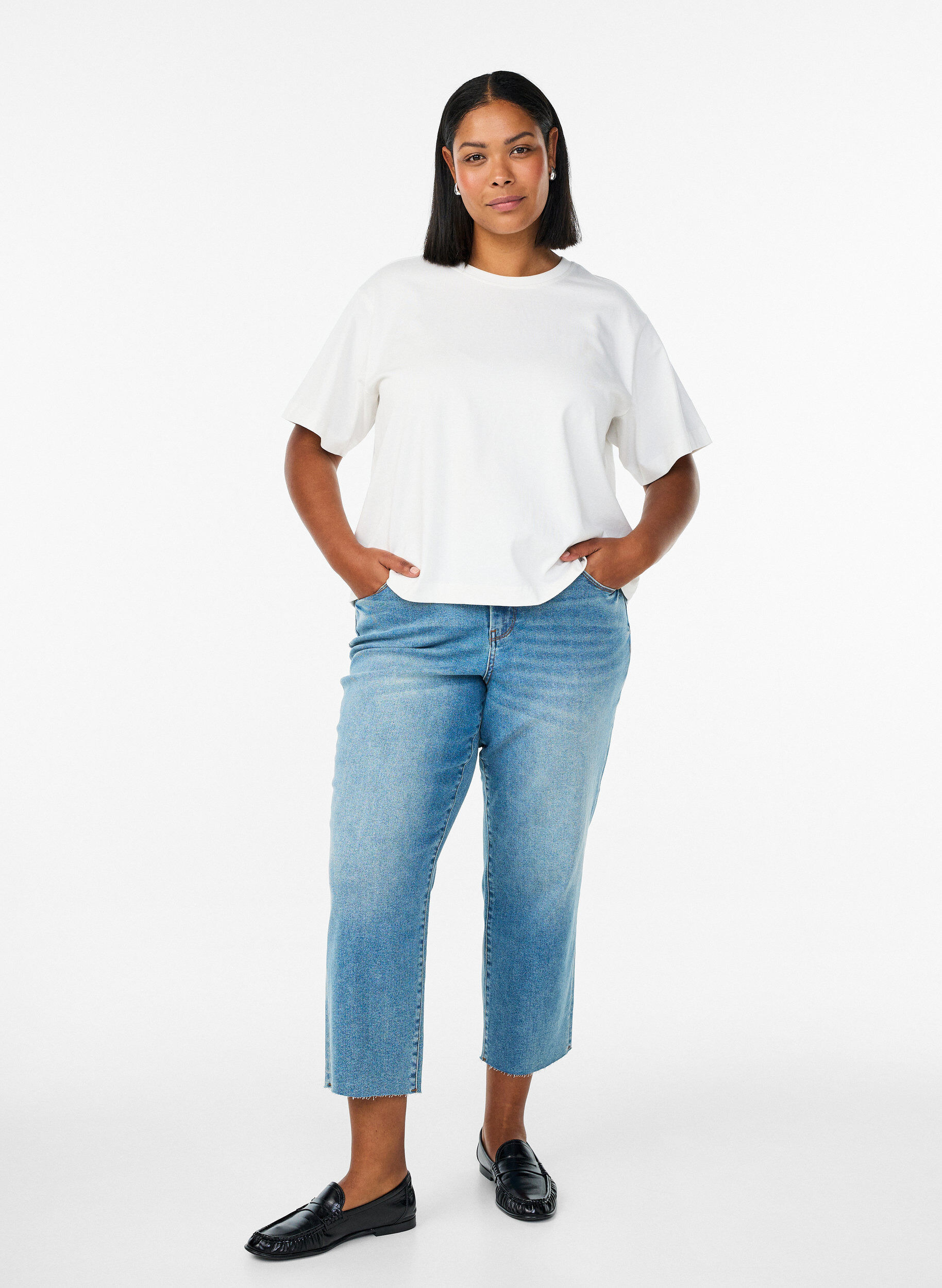 7/8-Jeans mit Fransensaum und hoher Taille, Blau, Model