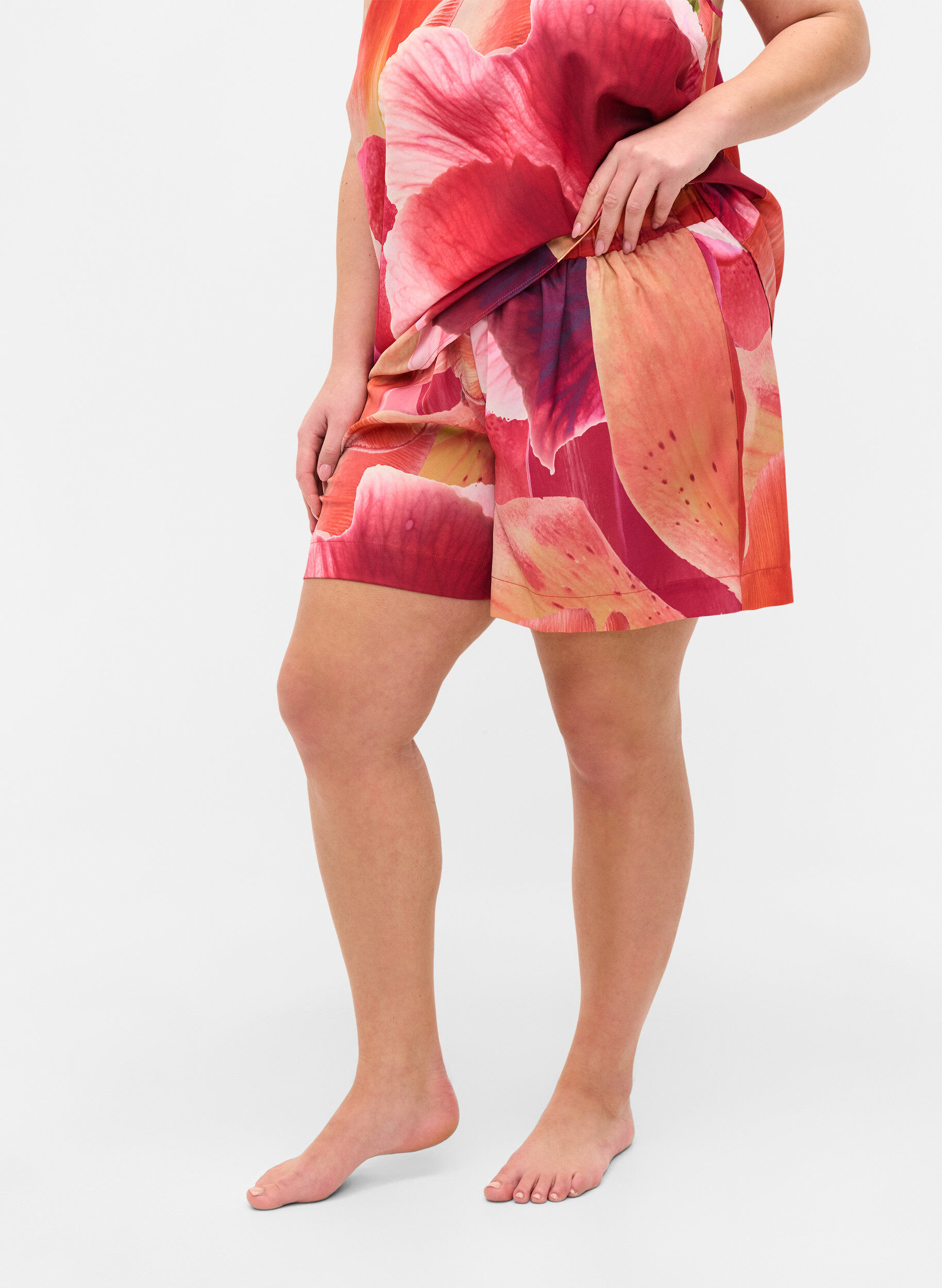 Zizzi Nachtshorts mit Muster und Kordelzug, Orange Pink AOP, Model image number 2