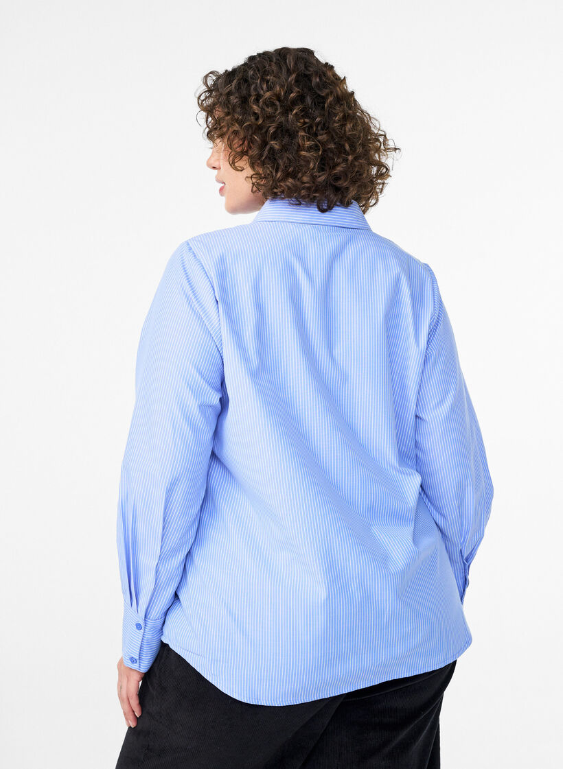 Bluse mit Streifen und Nieten, Blau, Model