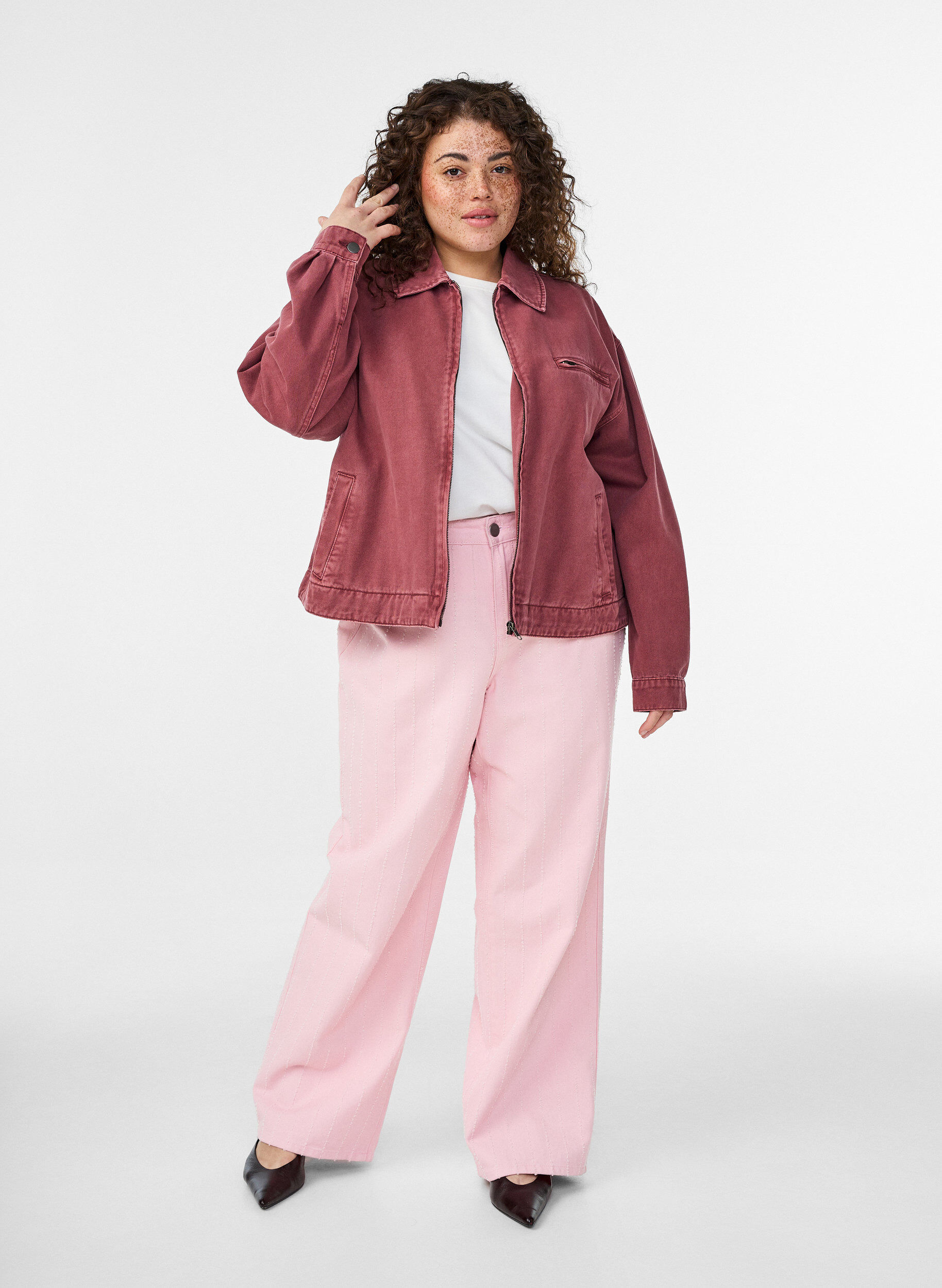 Zizzi Farbige Denimjacke mit Rei&szlig;verschluss, Rot, Model image number 1