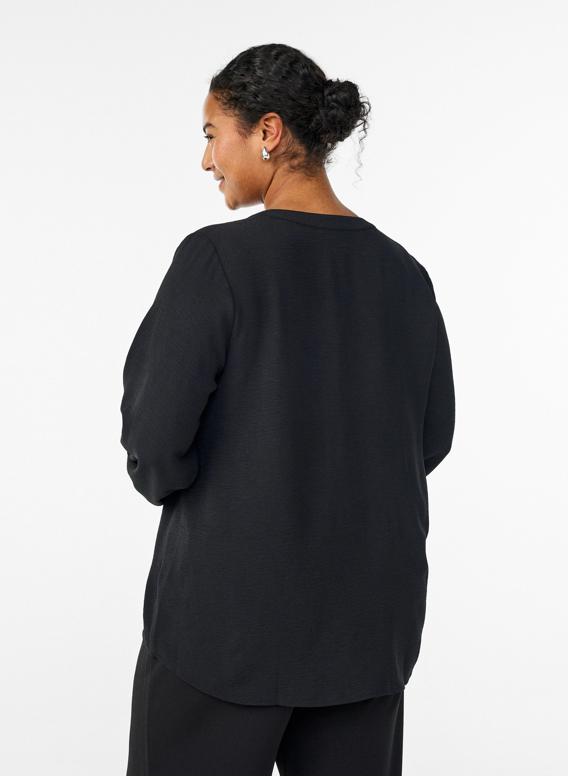 Zizzi Bluse mit Smockb&uuml;ndchen und V-Ausschnitt, Schwarz, Model image number 2