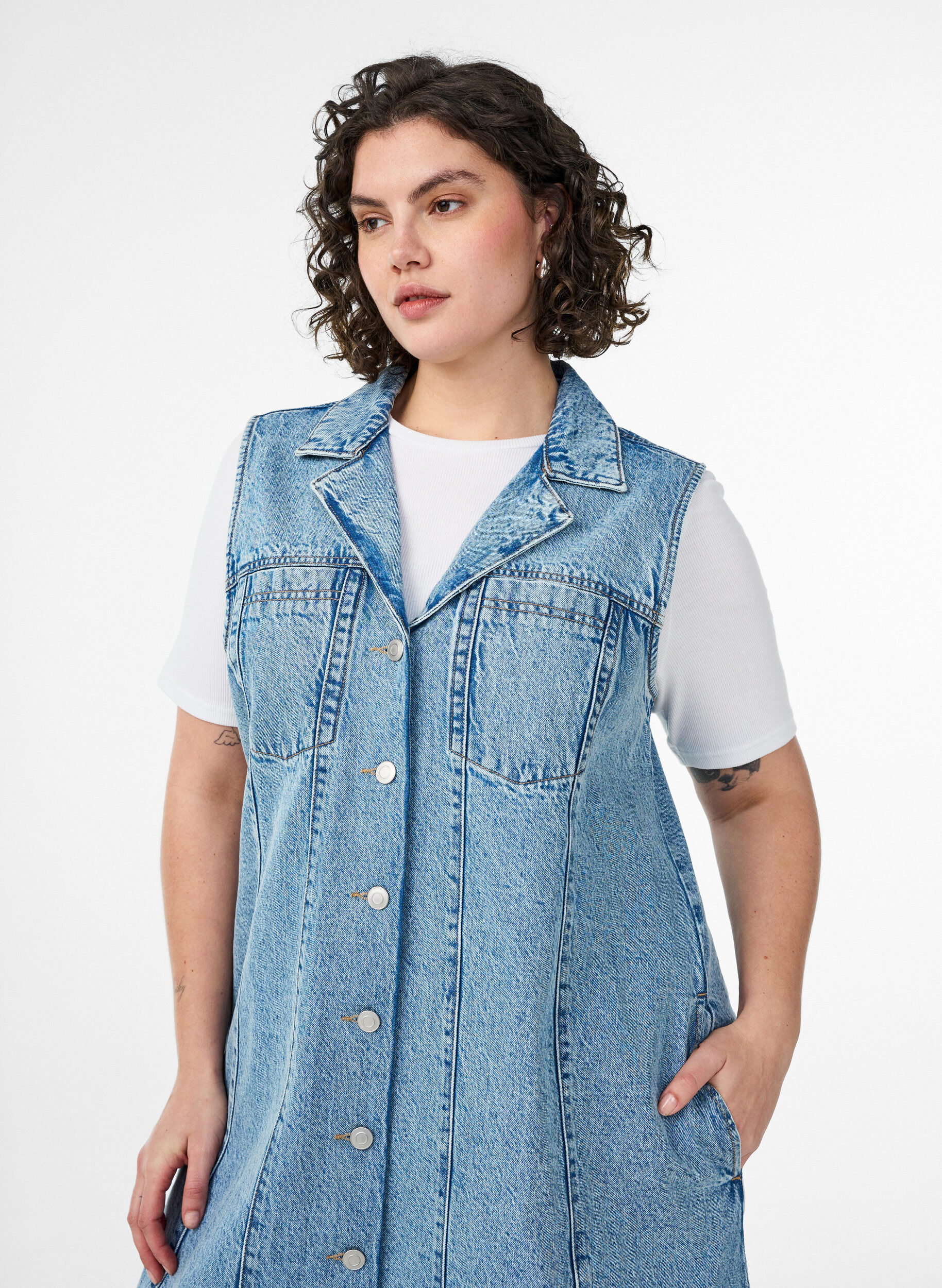 Zizzi&Auml;rmelloses Jeanskleid mit Knopfleiste und Schlitzen, Blau, Model image number 2