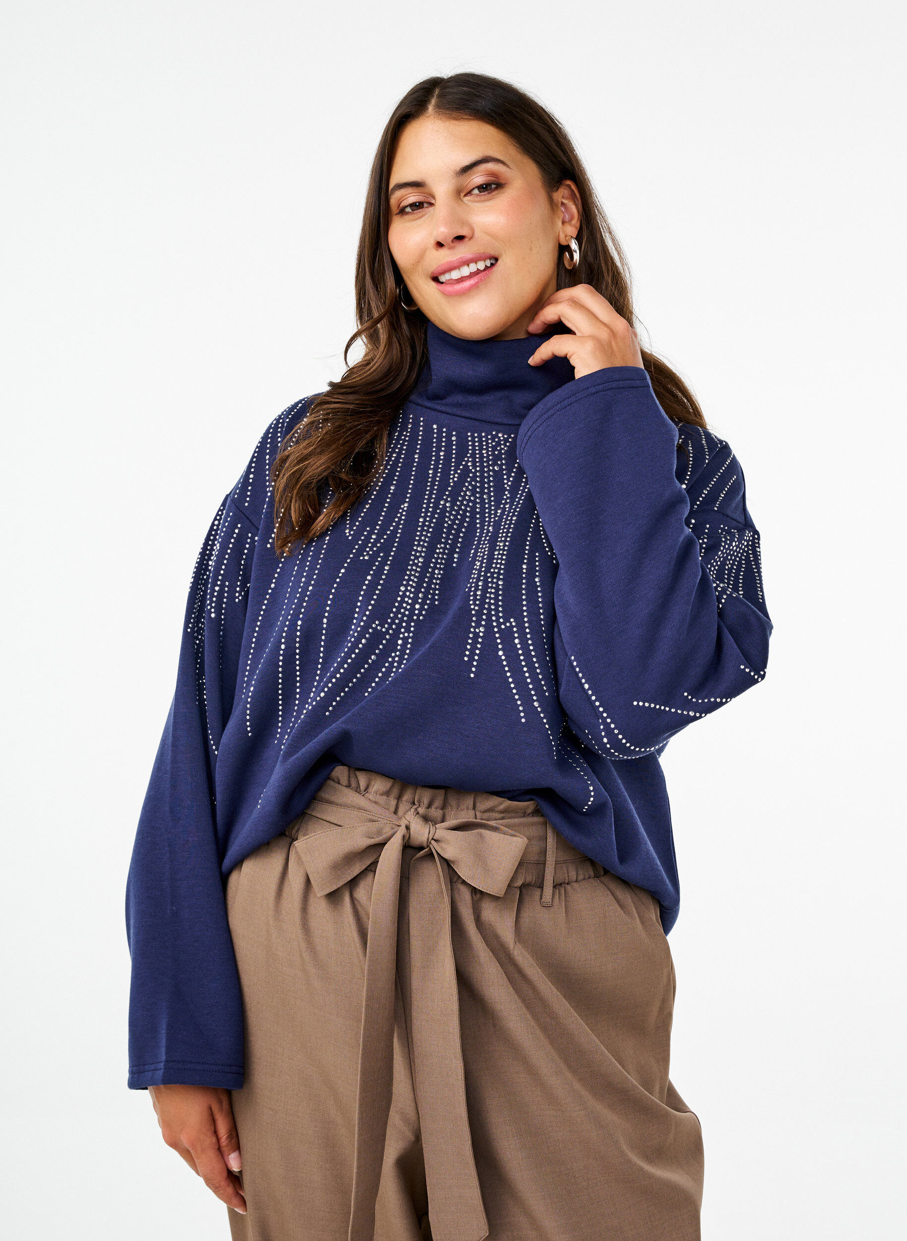 Zizzi Sweatshirt mit Stehkragen und Strasssteinen, Naval Academy, Model image number 0