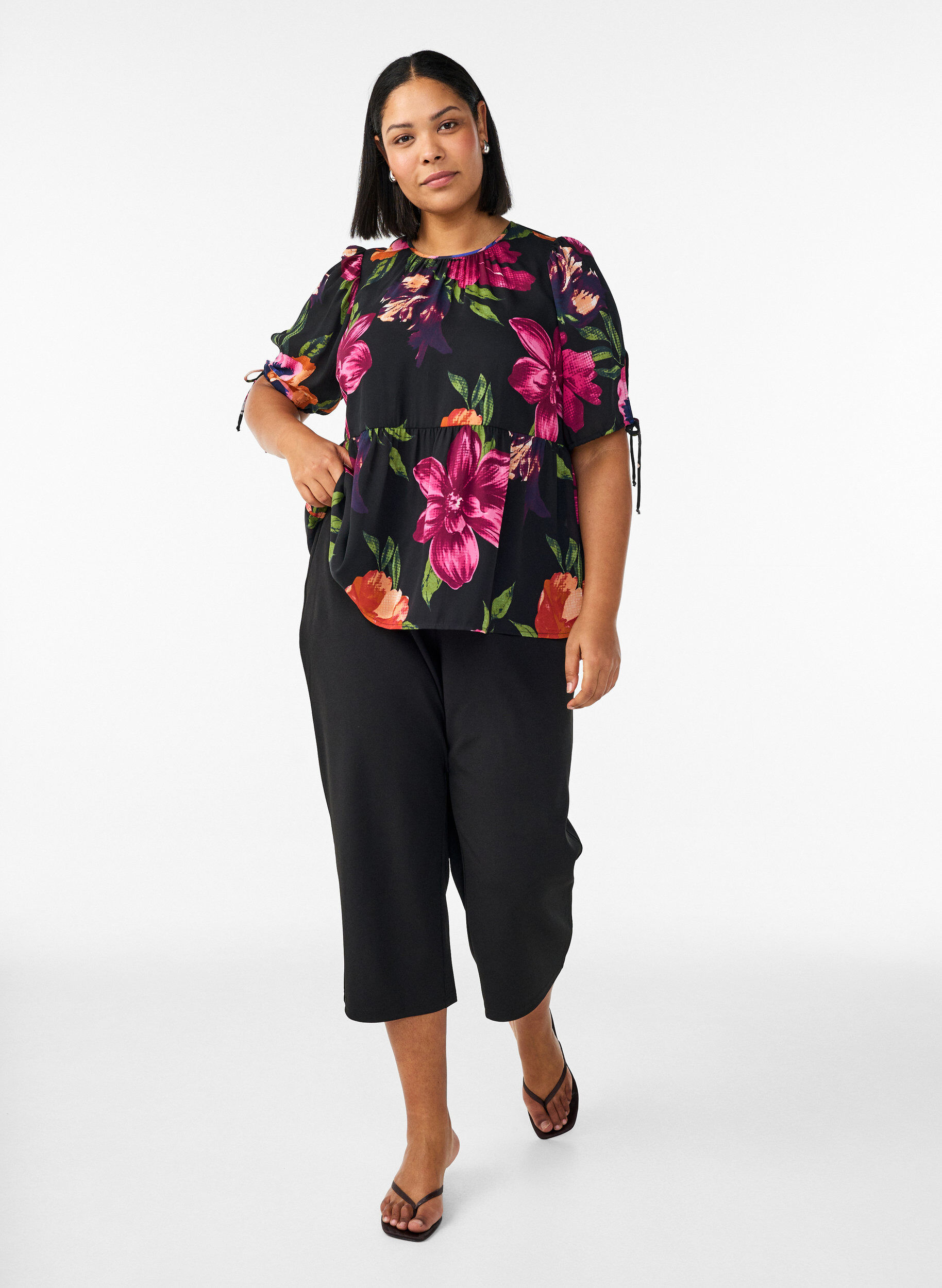 Zizzi Bluse mit gebl&uuml;mtem Print und Peplum, Schwarz, Model image number 1