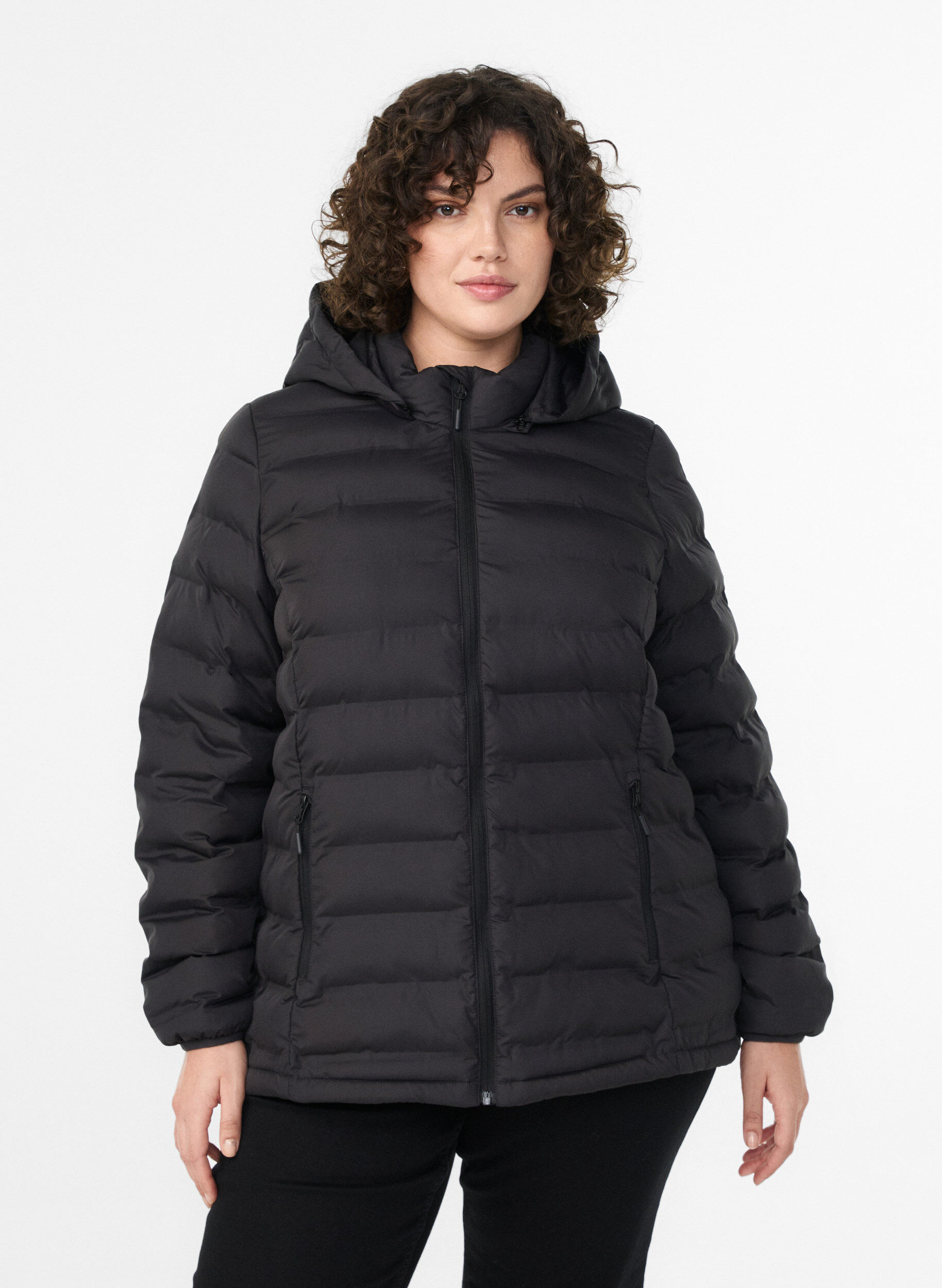 Wasserabweisende leichte Jacke mit Kapuze, Schwarz, Model