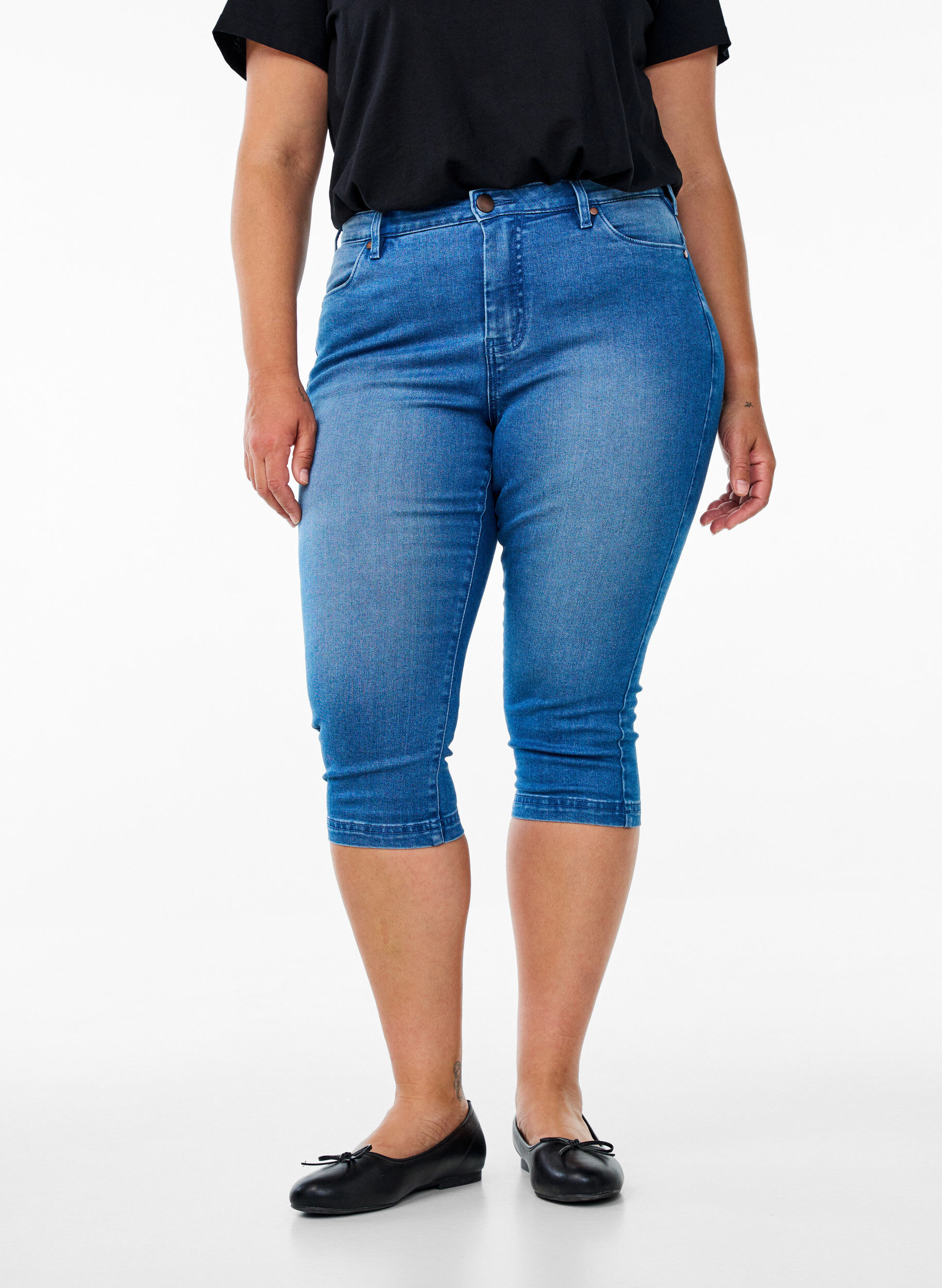 Zizzi Hoch taillierte Amy Capri Jeans mit Super Slim Fit, Blau, Model image number 2