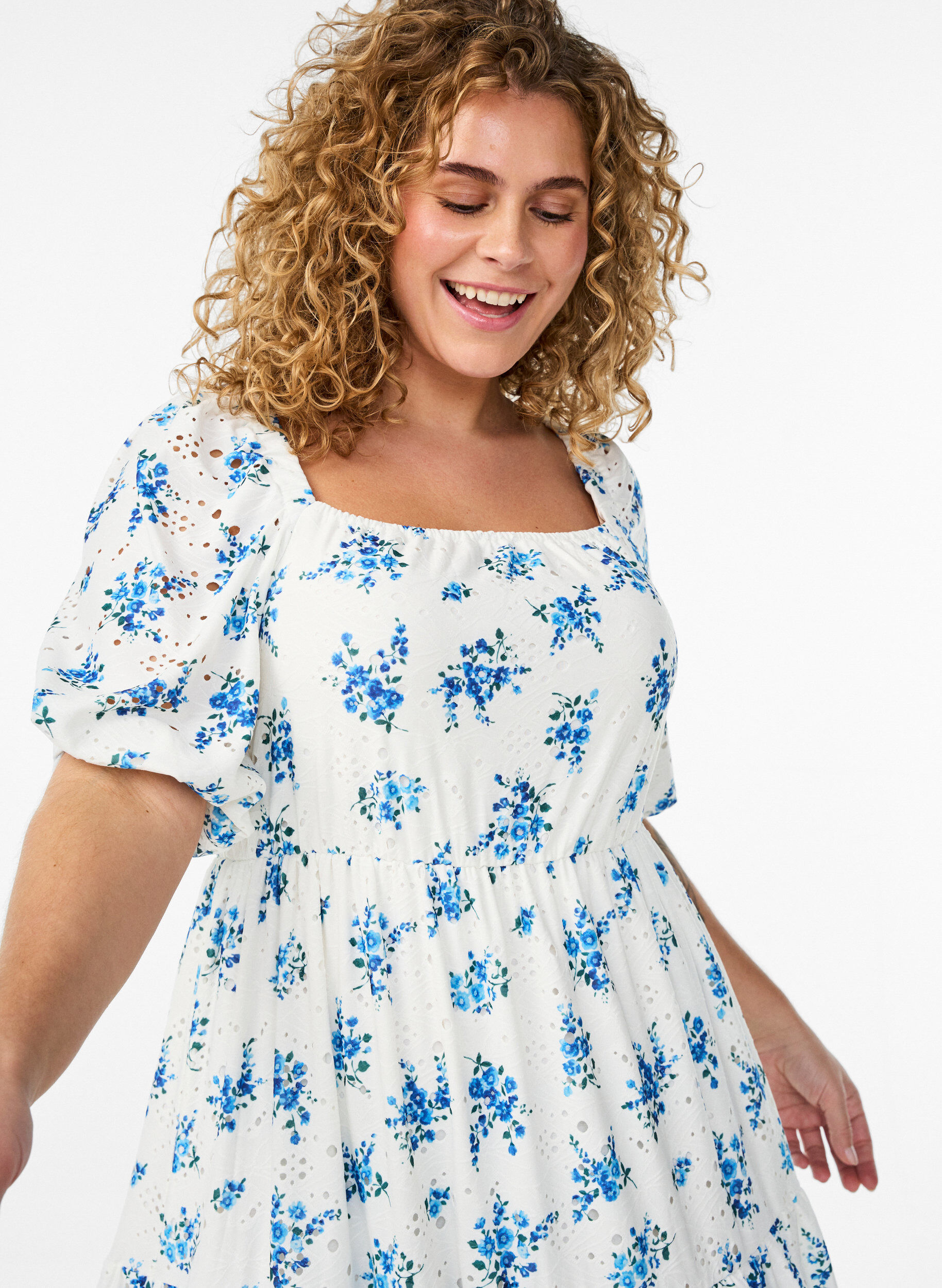 Zizzi Kn&ouml;chellanges Kleid mit Blumenprint und Lochstickerei, Wei&szlig;, Model image number 2