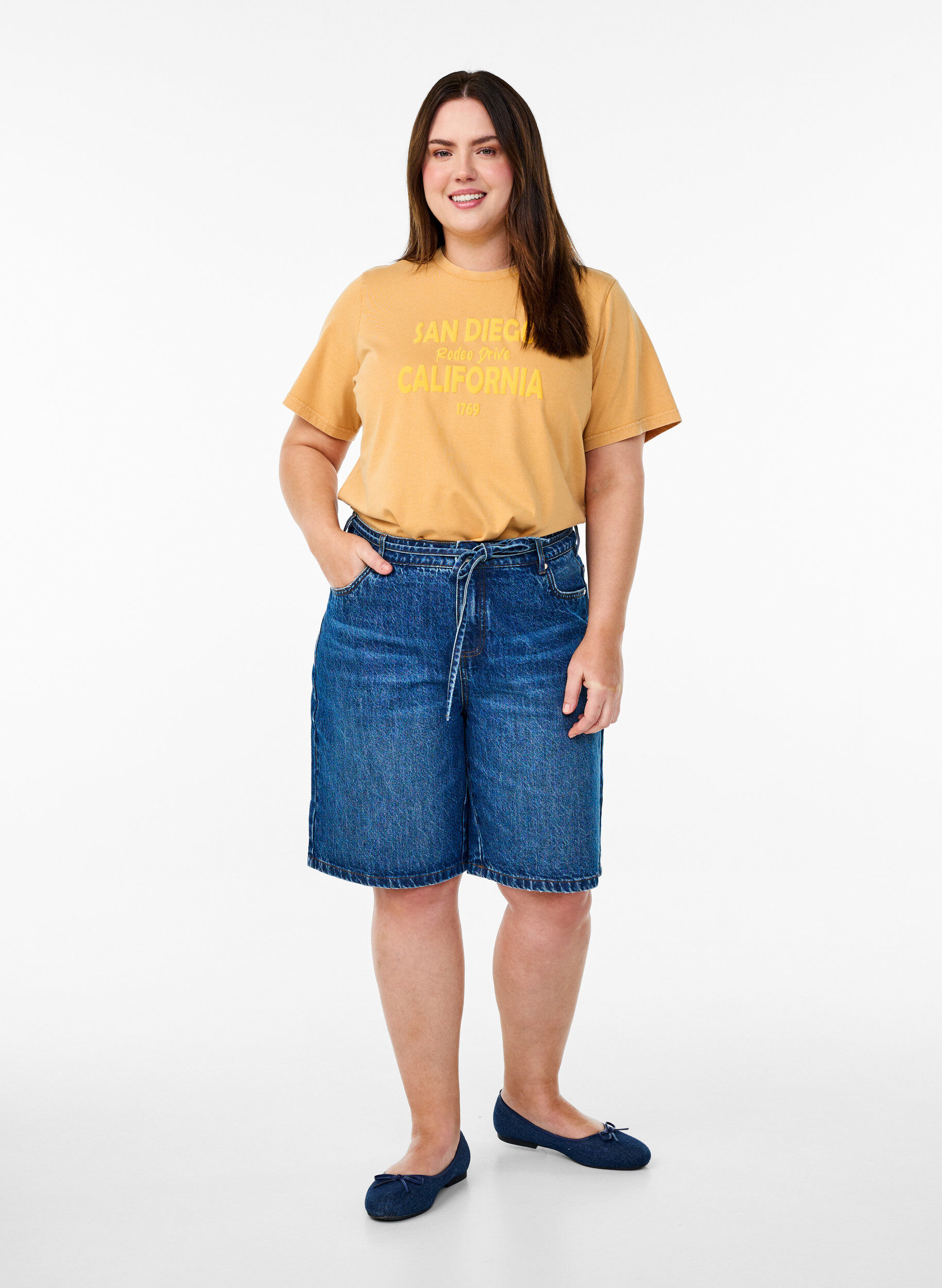 Zizzi T-Shirt aus Bio-Baumwolle mit coolem Print, Gelb, Model image number 1