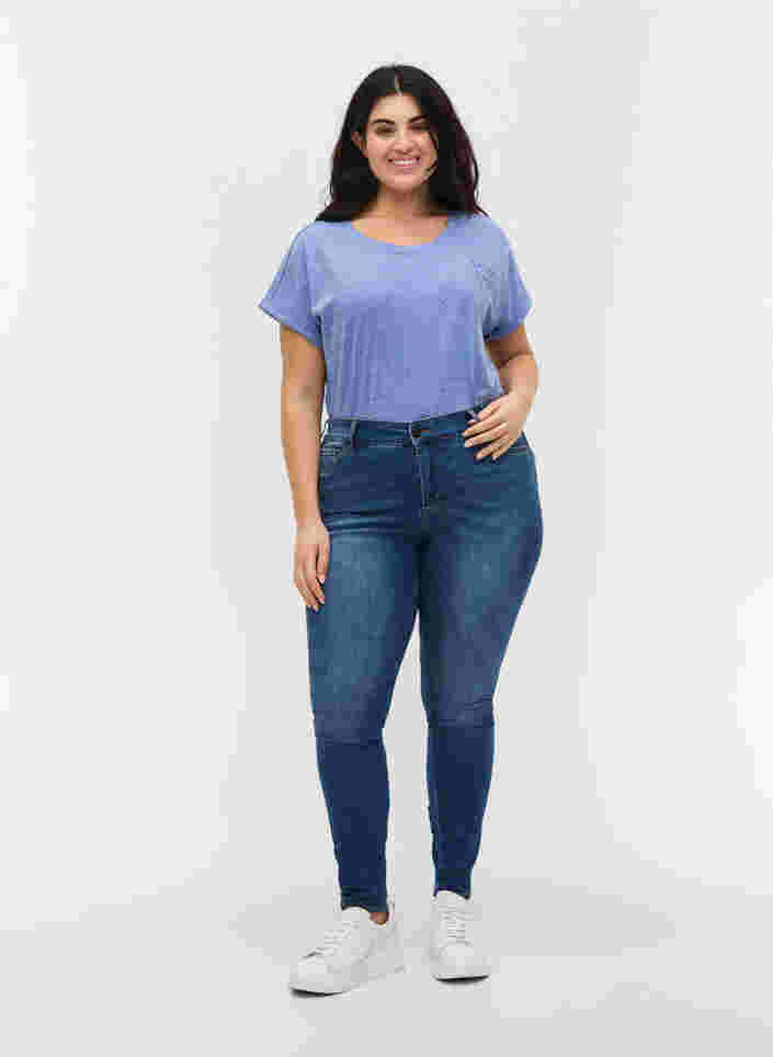 Super Slim Amy Jeans mit Schleife und Reißverschluss, Dark blue, Model image number 4