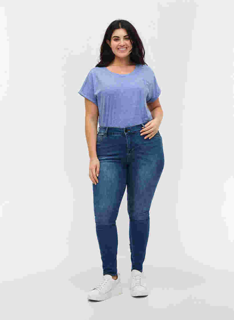 Super Slim Amy Jeans mit Schleife und Reißverschluss, Dark blue, Model image number 4