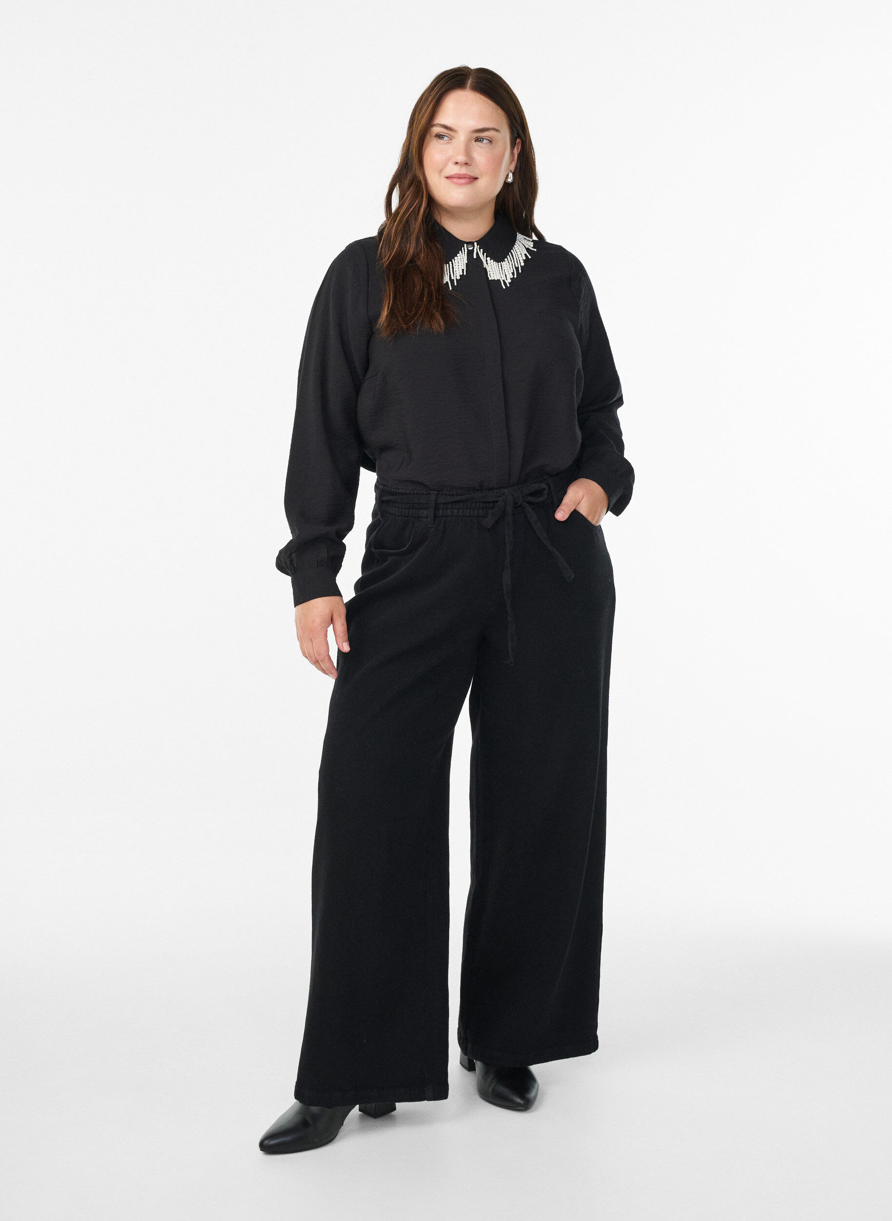 Zizzi Tunika aus Viskose mit perlenbesticktem Kragen, Schwarz, Model image number 1