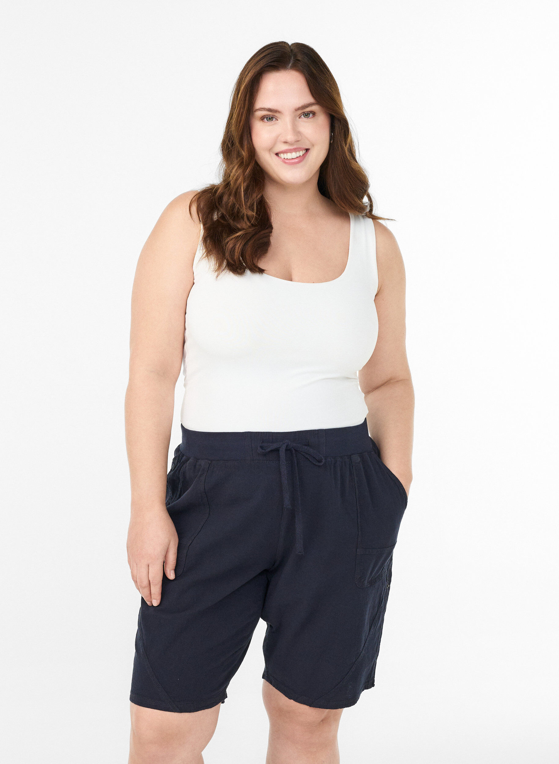 Zizzi Lockere Shorts aus Baumwolle mit Taschen, Blau, Model image number 0