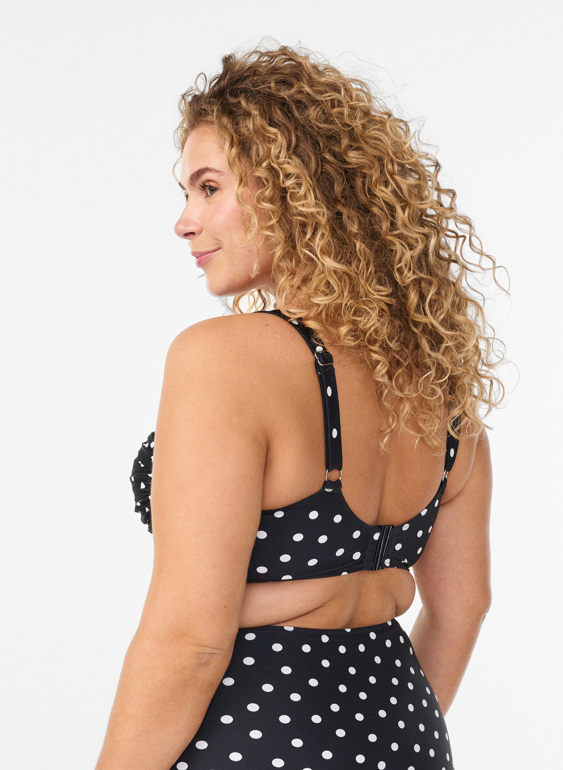Zizzi Wattierter Bikini-Oberteil mit Print, Schwarz, Model image number 1