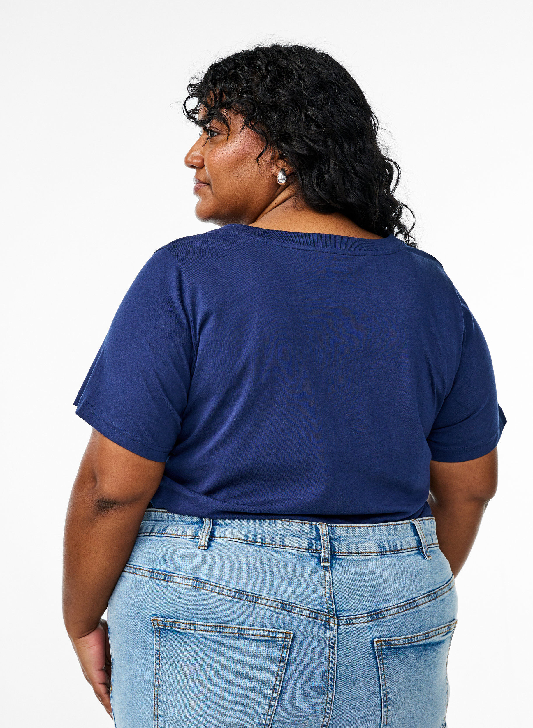 Zizzi Einfaches T-Shirt aus Baumwolle mit V-Ausschnitt., Blau, Model image number 2