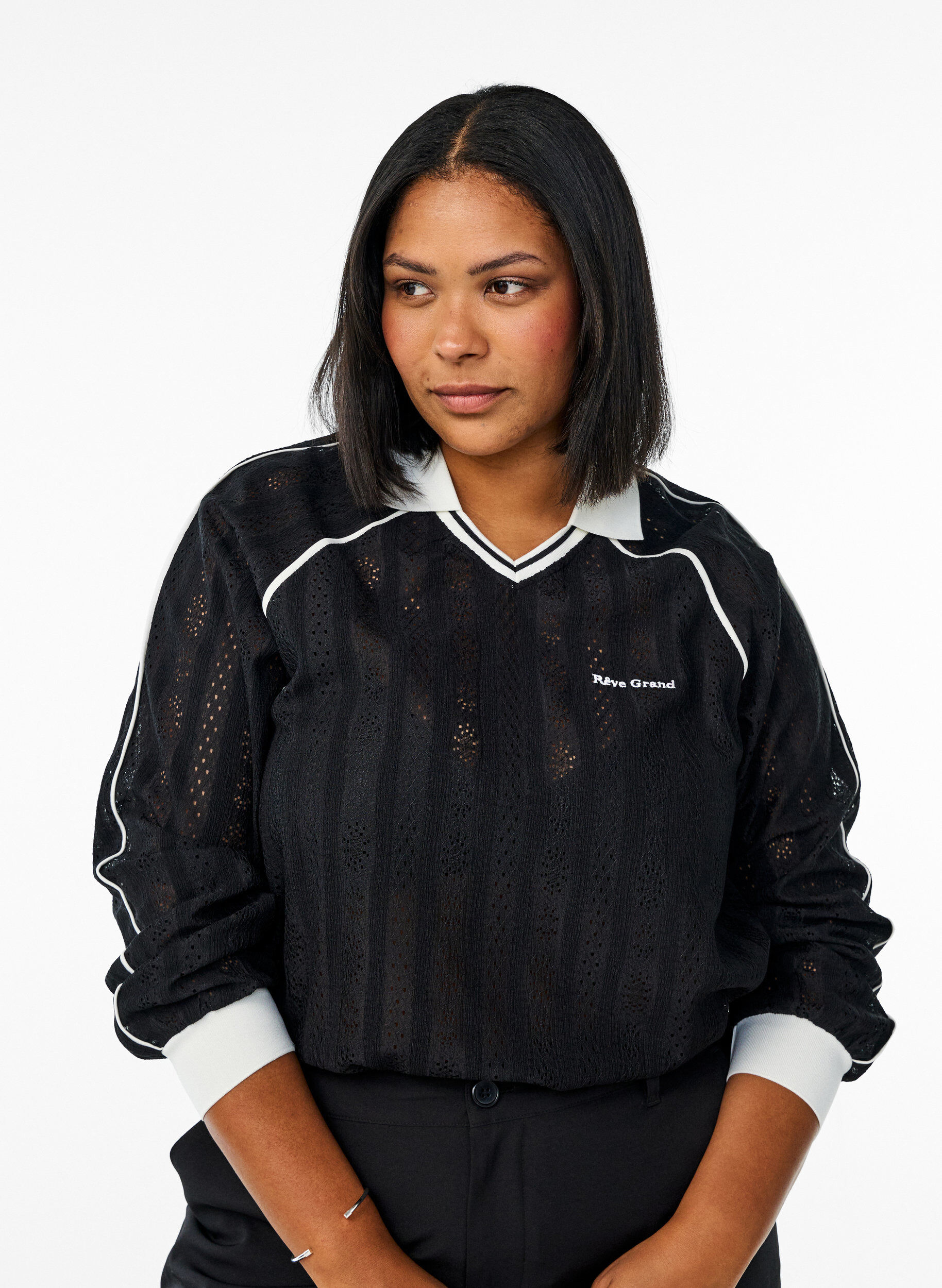 Jerseybluse mit Struktur und Kontrastdetails, Schwarz, Model