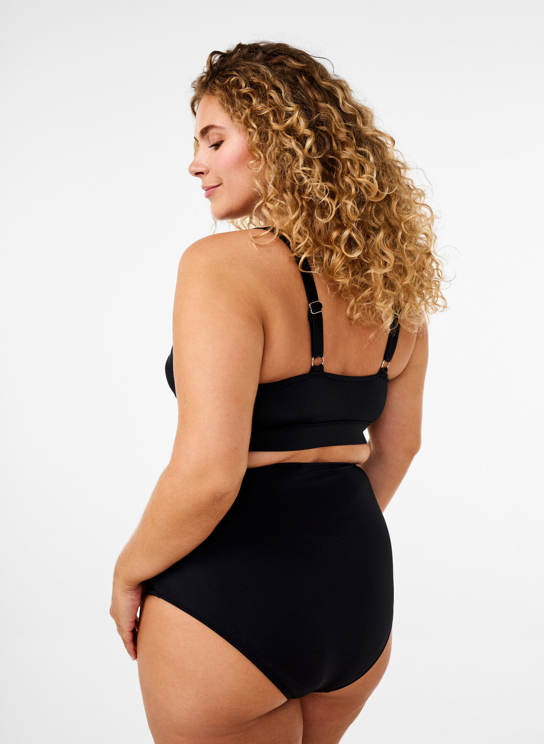 Zizzi Bikinioberteil mit R&uuml;schen und herausnehmbaren Eins&auml;tzen, Schwarz, Model image number 2