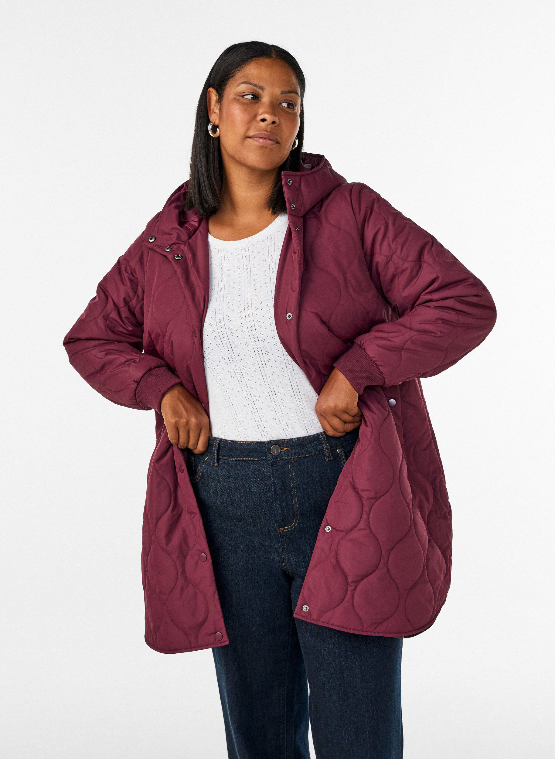 Mittellange Steppjacke mit Kapuze, 0655, Model