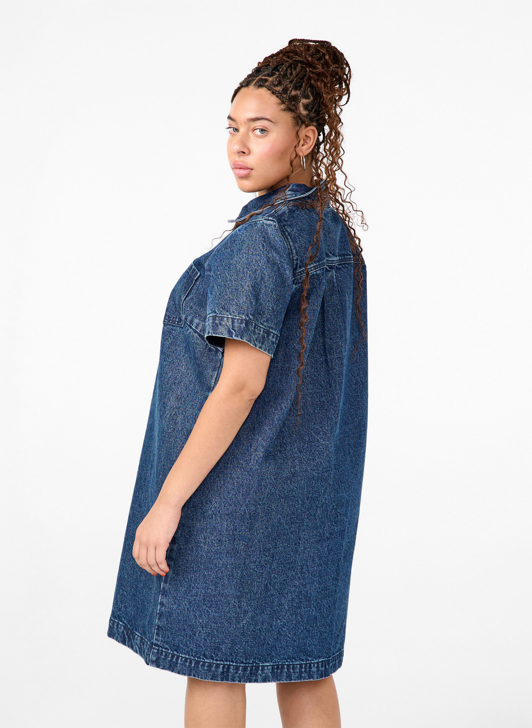 Zizzi Langes Denim-Shirt mit kurzen &Auml;rmeln, Blue Denim, Model image number 1