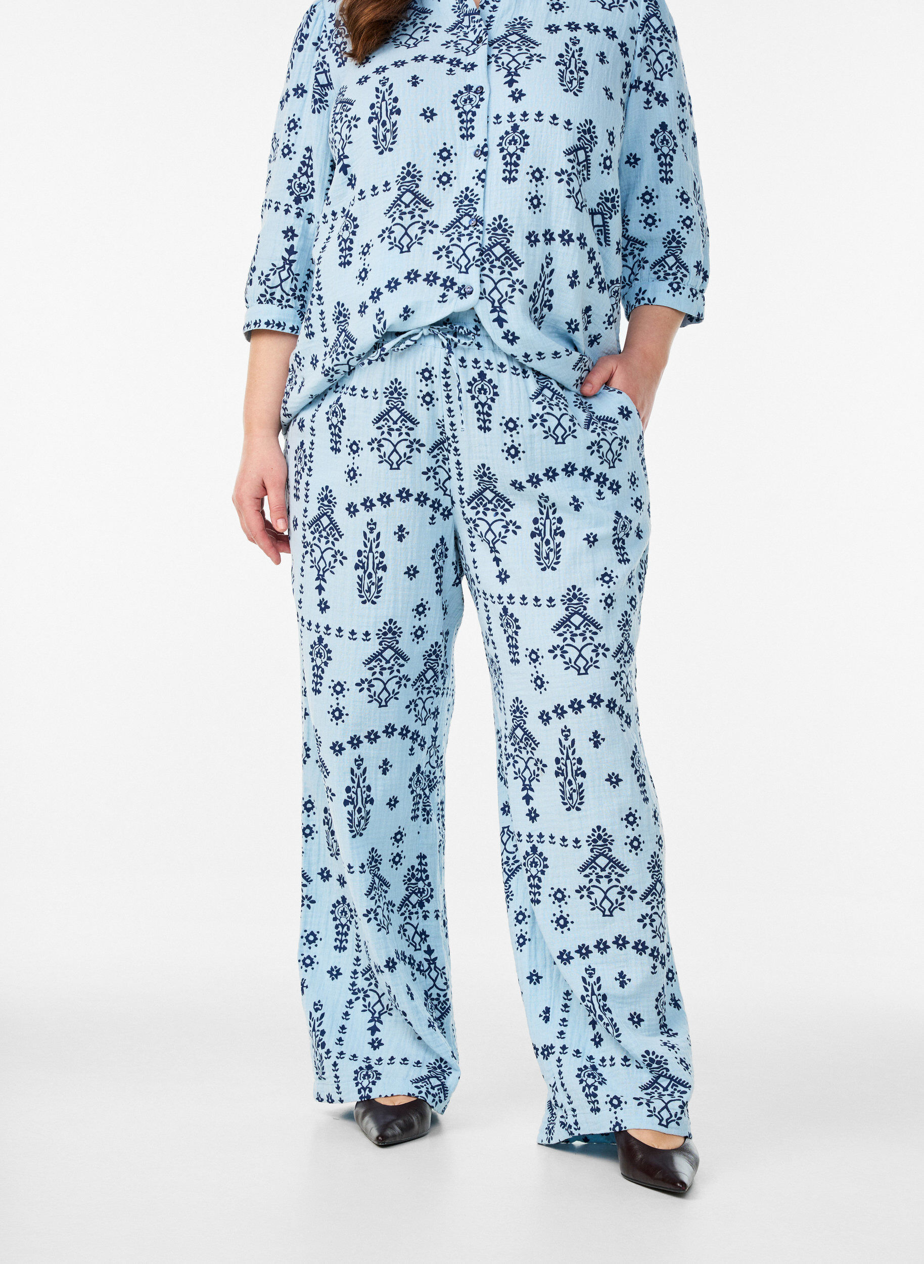 Zizzi Lockere Hose aus Baumwollmusselin mit Punkten, Blau, Model image number 2
