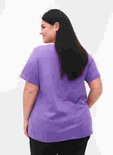 T-Shirt aus Baumwolle mit Druck und V-Ausschnitt , Deep Lavender ORI, Model image number 1