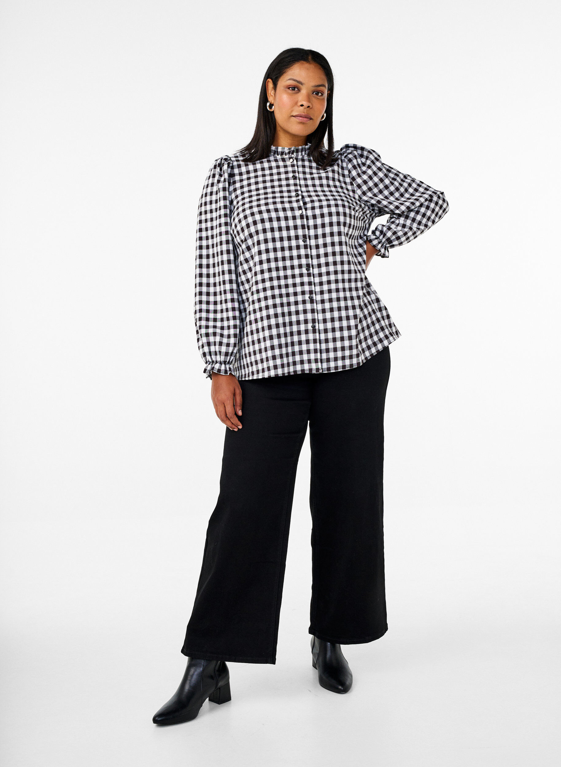 Zizzi Karierte Bluse mit R&uuml;schendetails, Black/W. Gingham, Model image number 3