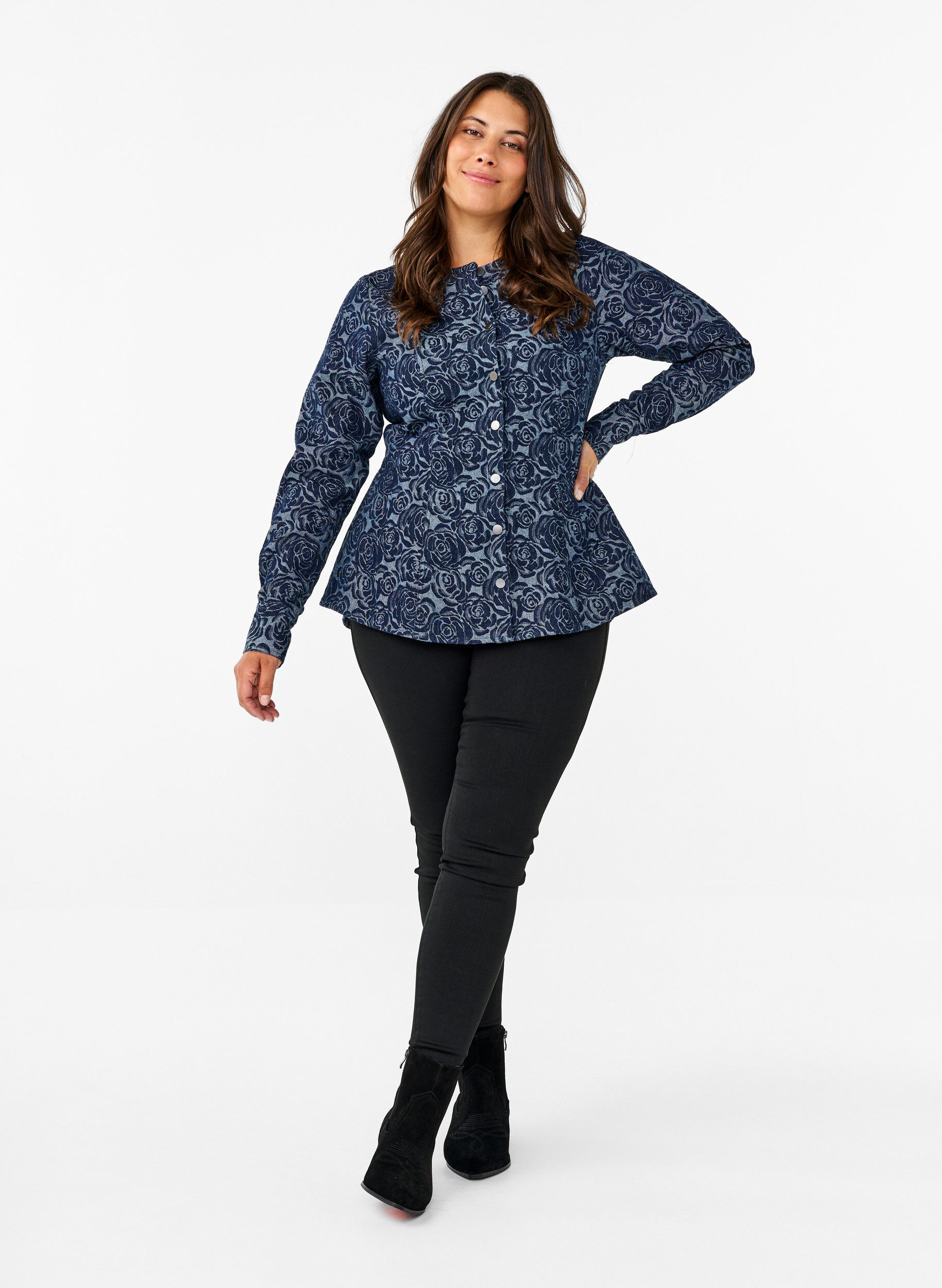 Zizzi Denim-Shirt mit Rosenmuster, Denim Rose AOP, Model image number 2