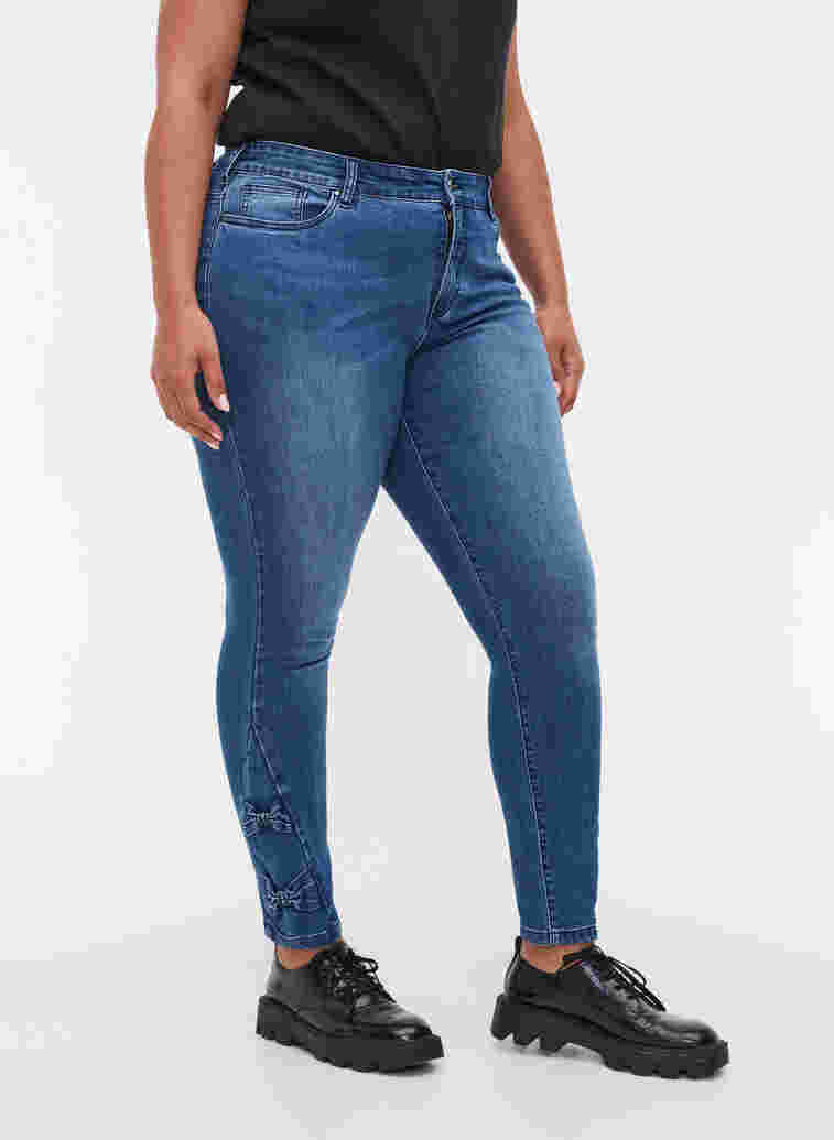 Super Slim Amy Jeans mit Schleife, Dark blue, Model