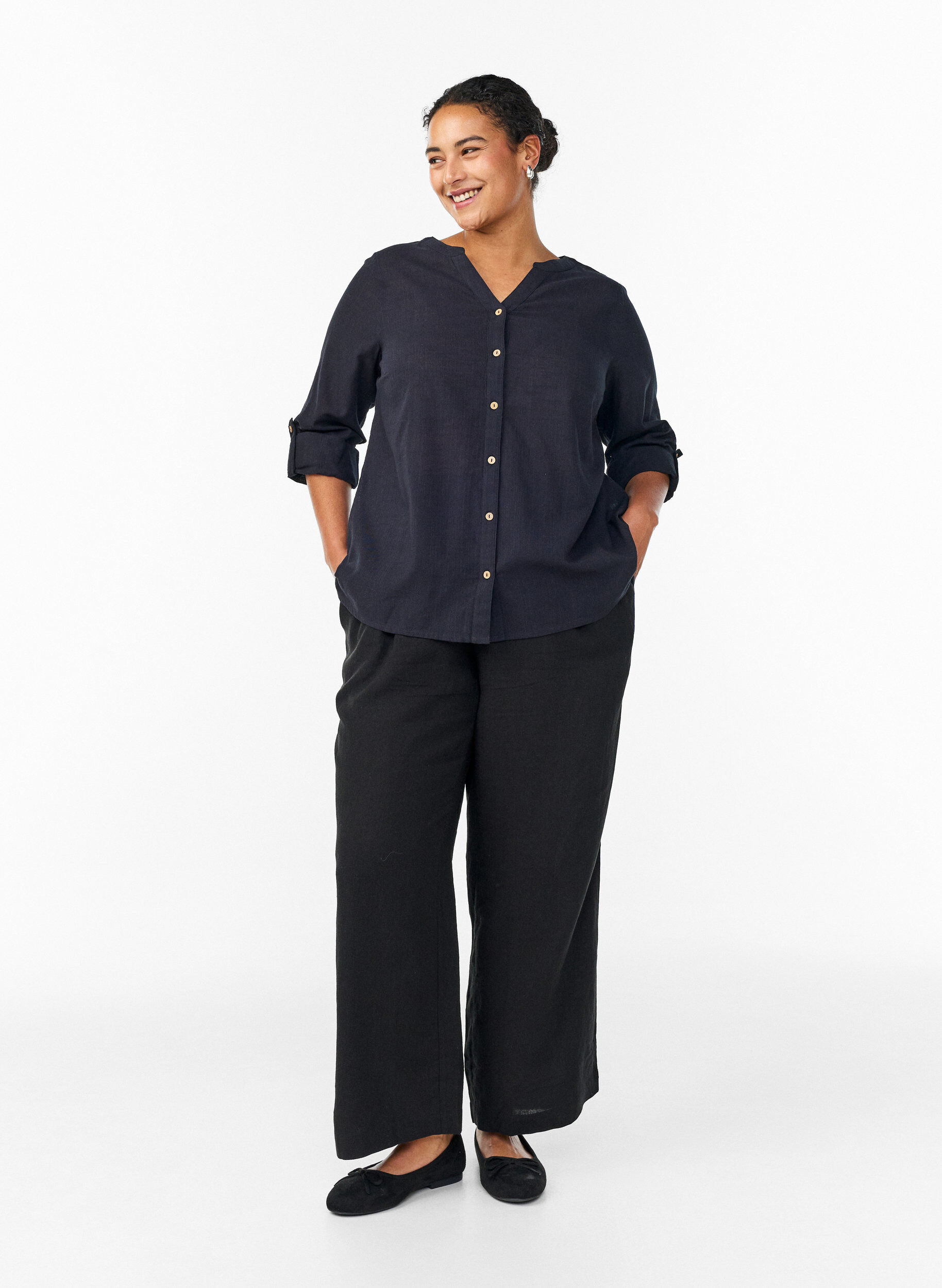 Zizzi Hemdbluse aus Baumwolle mit V-Ausschnitt, Schwarz, Model image number 1