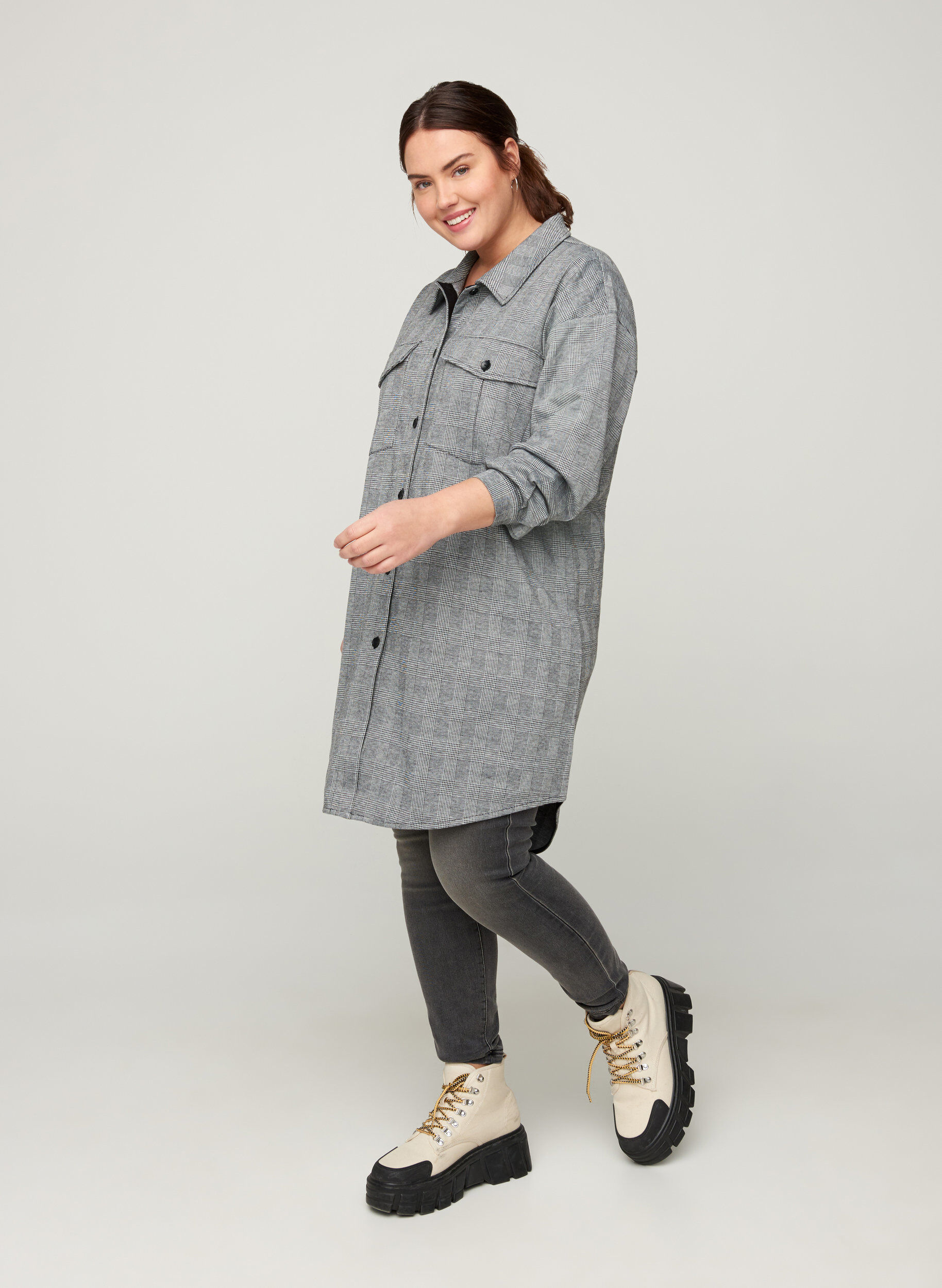 Zizzi Lange, karierte Hemdbluse mit Brusttaschen, Black Check , Model image number 2