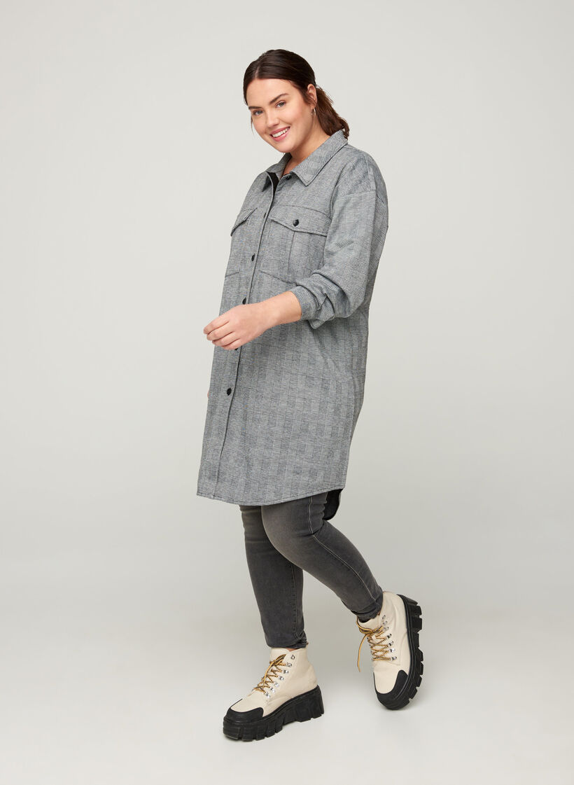 Lange, karierte Hemdbluse mit Brusttaschen, Black Check , Model image number 2