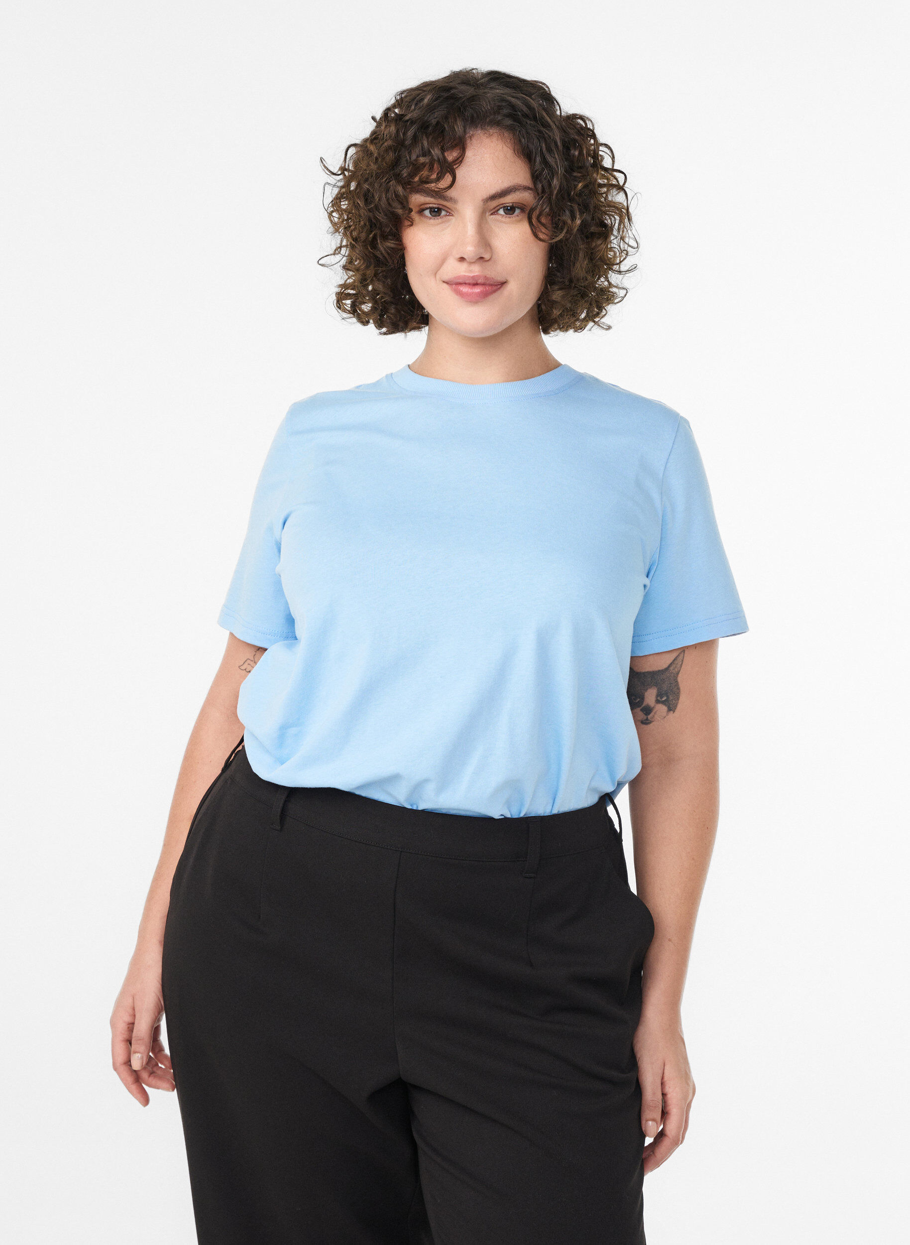 Basic-T-Shirt aus Baumwolle mit Rundhalsausschnitt, Blau, Model