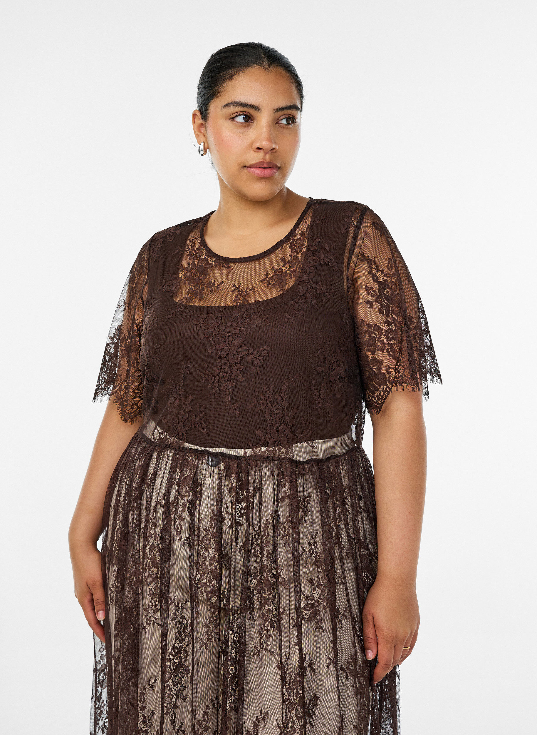 ZizziMidikleid aus transparenter Spitze mit kurzen &Auml;rmeln, Braun, Model image number 2