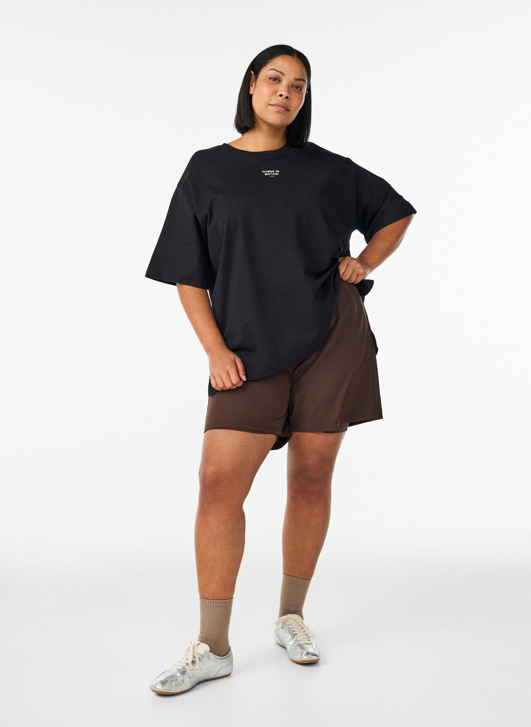 Zizzi Aktiv-T-Shirt mit lockerer Passform und aufgesticktem Statement, Schwarz, Model image number 1